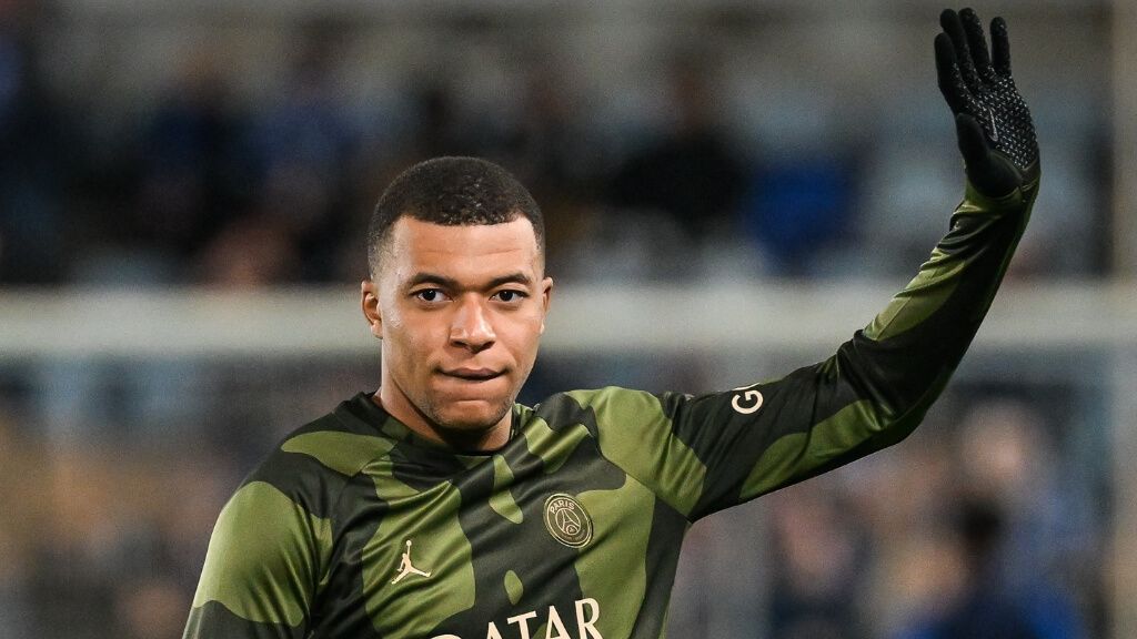 Kylian Mbappé en un calentamiento previo a un partido del PSG