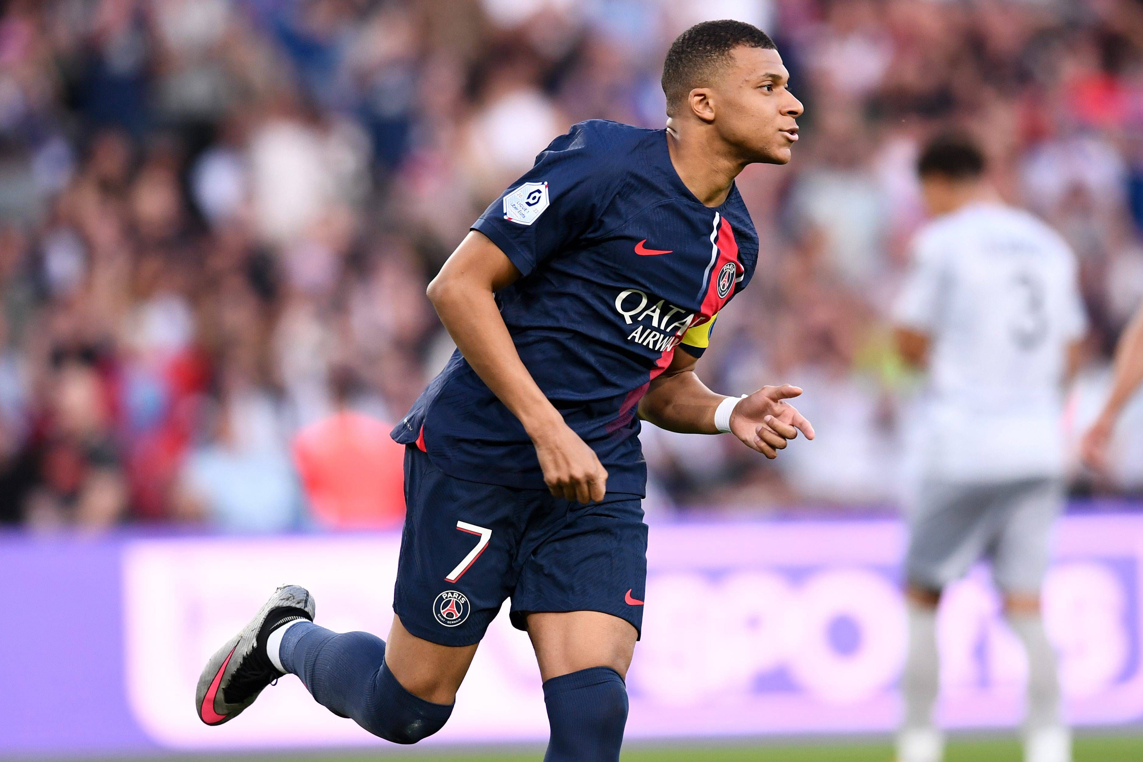  Kylian Mbappé, en un partido con el PSG en el Parque de los Príncipes.