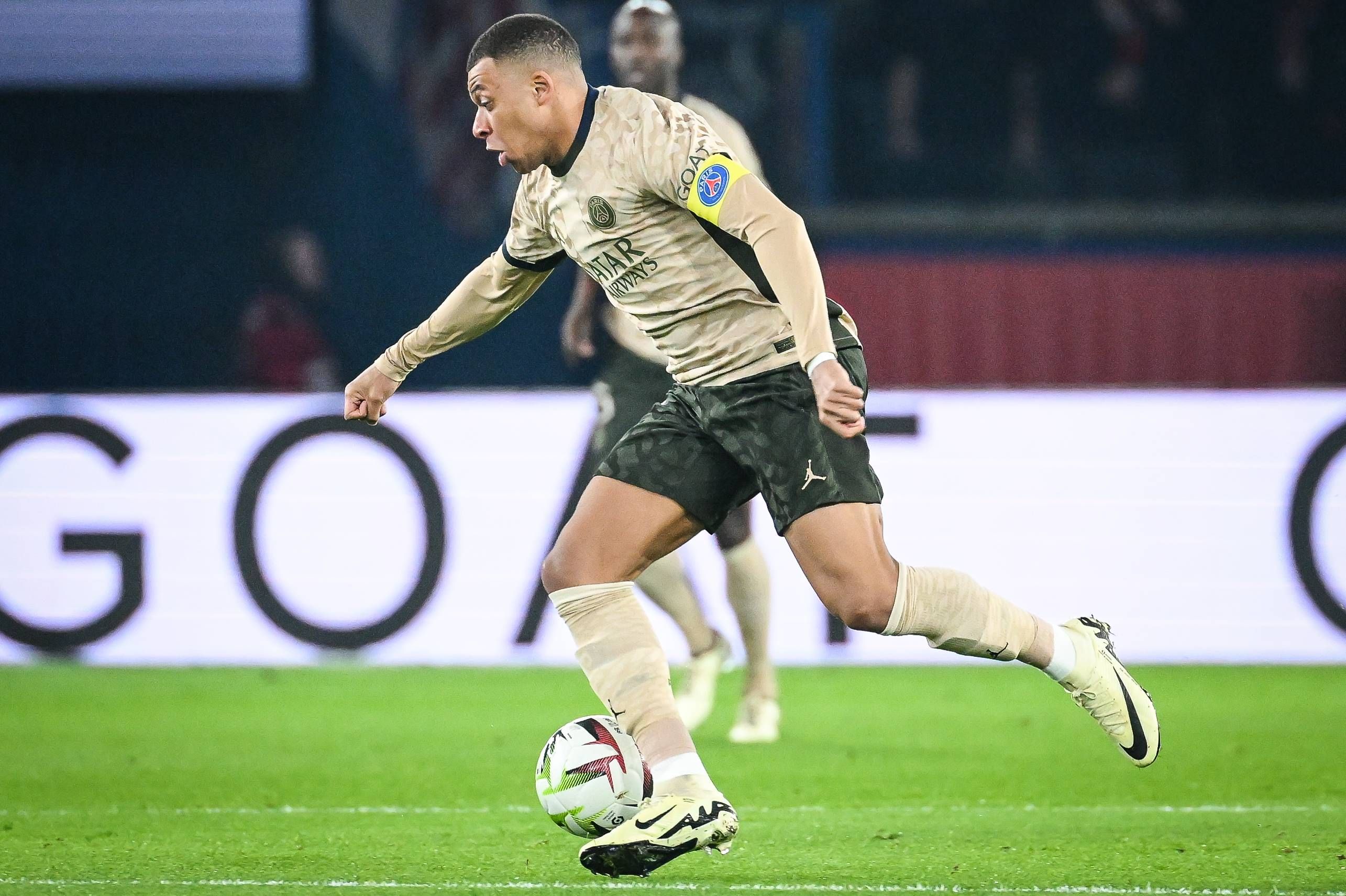 Kylian Mbappe jugando un partido con el PSG.