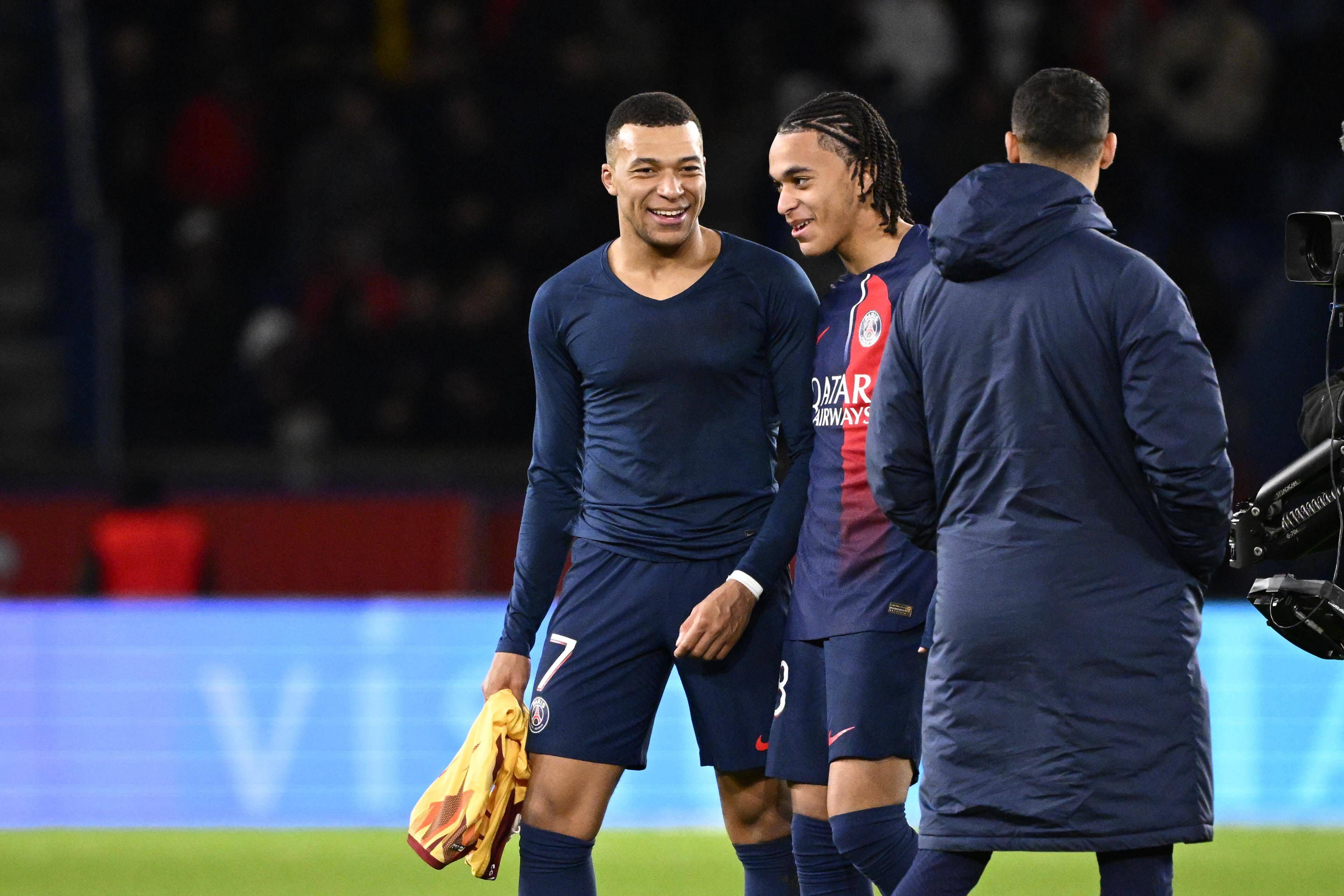  Kylian Mbappé junto con su hermano Ethan después de un partido con el PSG.