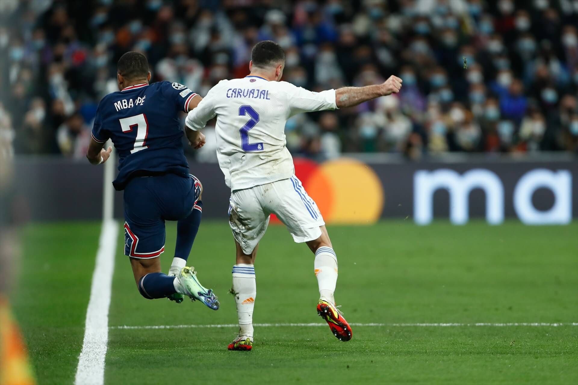  Kylian Mbappé y Dani Carvajal pelean por un balón en el Santiago Bernabéu