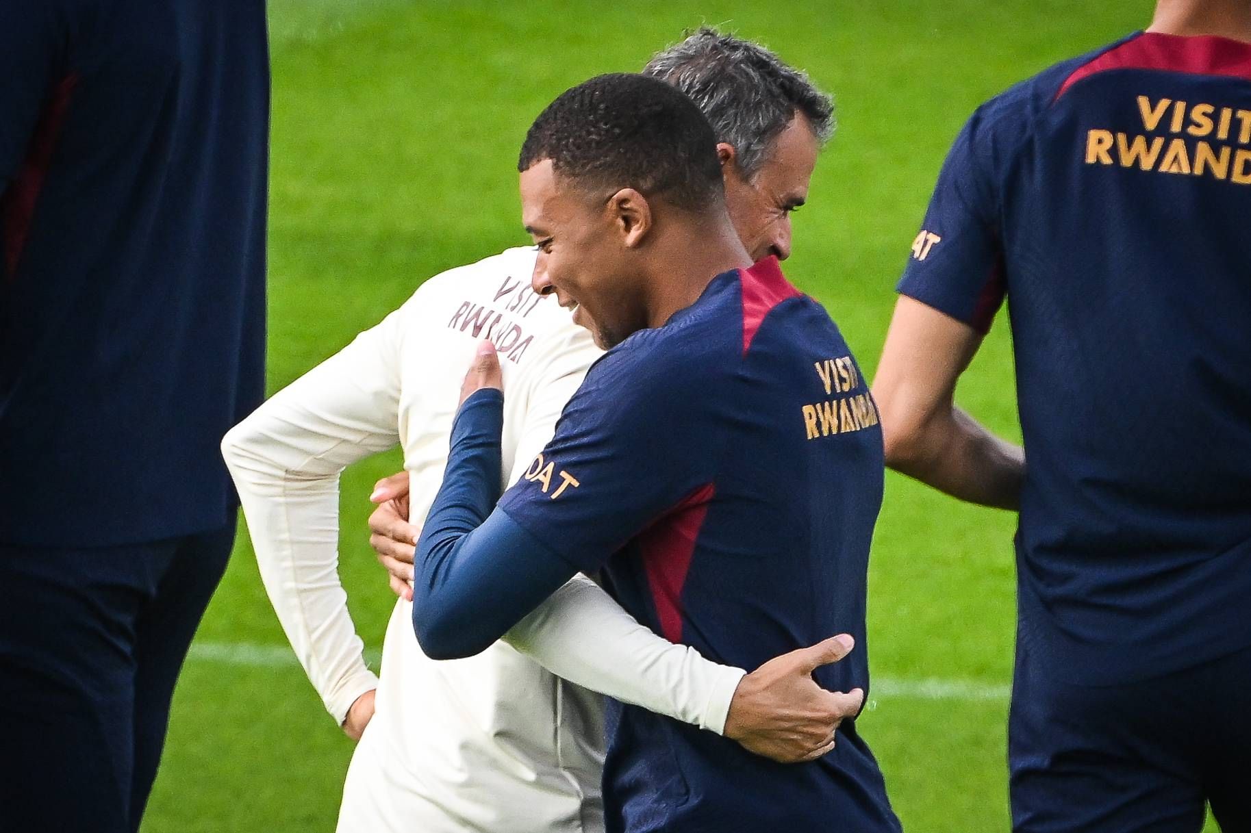  Abrazo entre Mbappé y Luis Enrique en un entrenamiento del PSG.