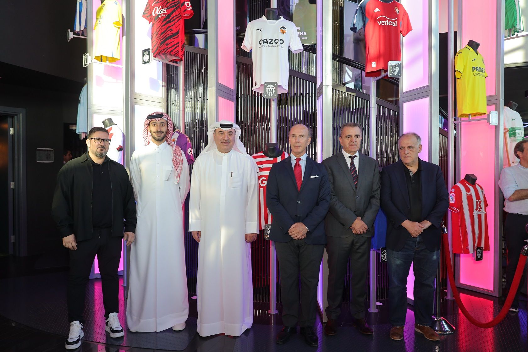 La camiseta del Valencia CF preside el acto de LaLiga en el que también estuvo Layhoon Chan