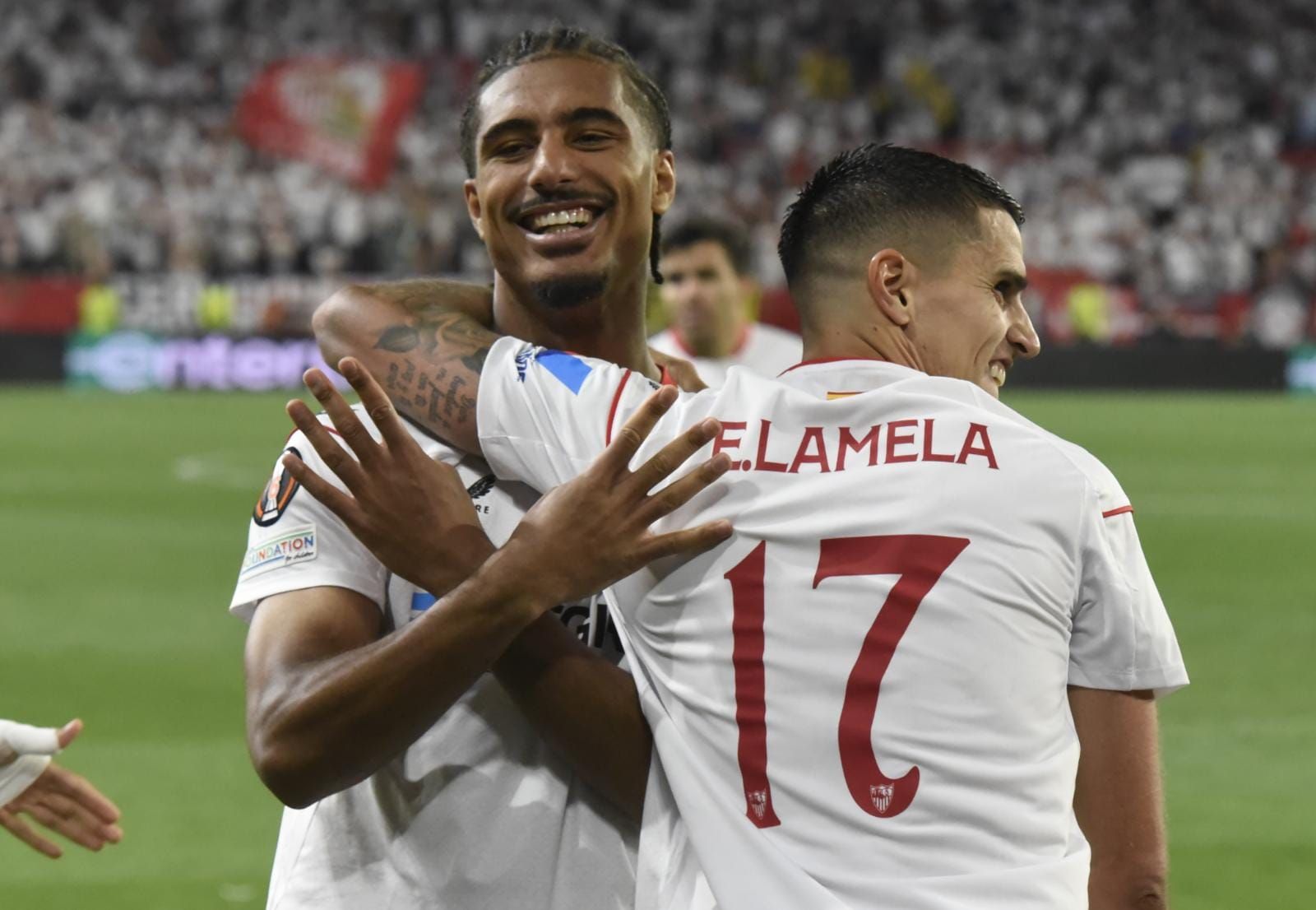  La celebración del gol de Badé al Manchester United en 2023.