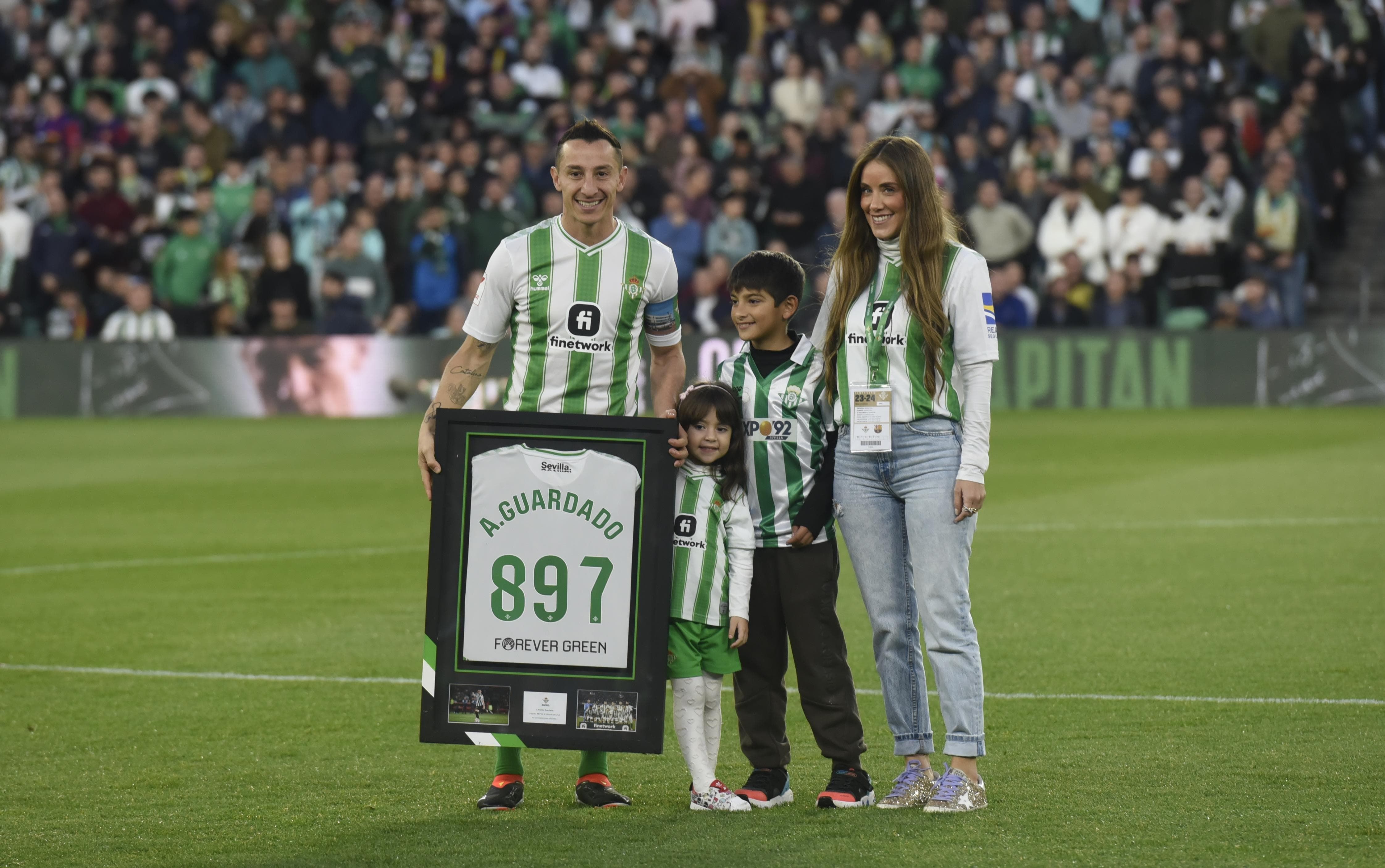  Guardado, junto a su familia el día de su despedida del Benito Villamarín