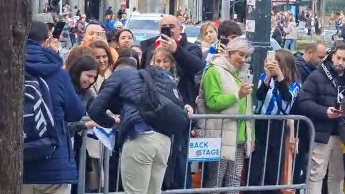 La emoción de una chica tras conseguir el autógrafo de Zubimendi