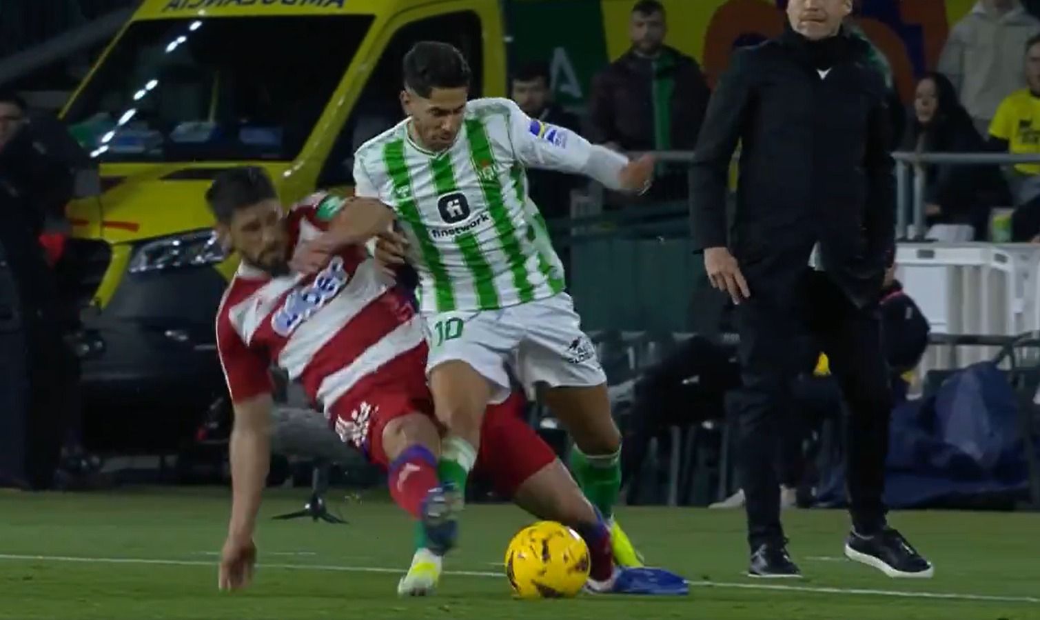  La entrada por detrás que lesionó a Ayoze.