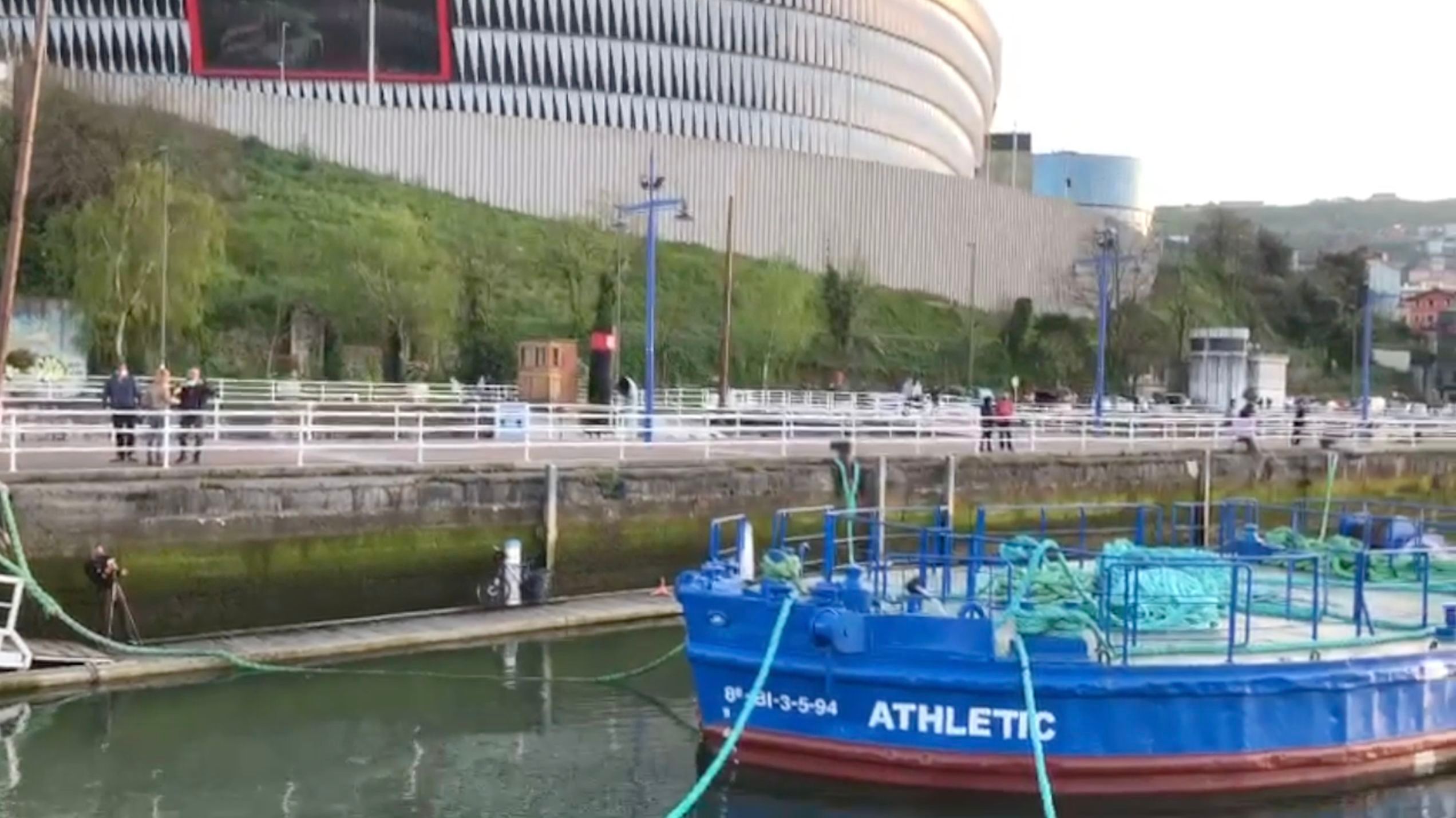 La gabarra Athletic reposa en la Ría junto a San Mamés.