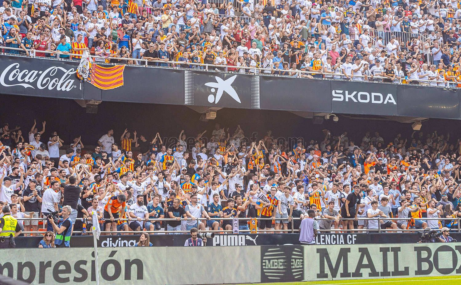 La grada de animación en Mestalla para el Valencia-Atlético.