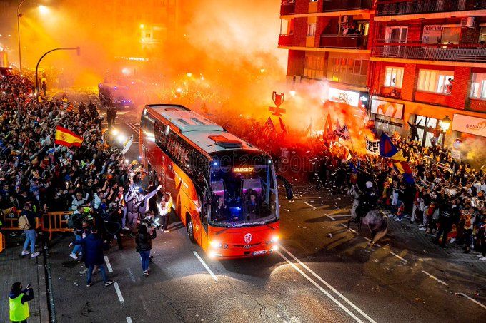 Recibimiento al autobús del Valencia CF.