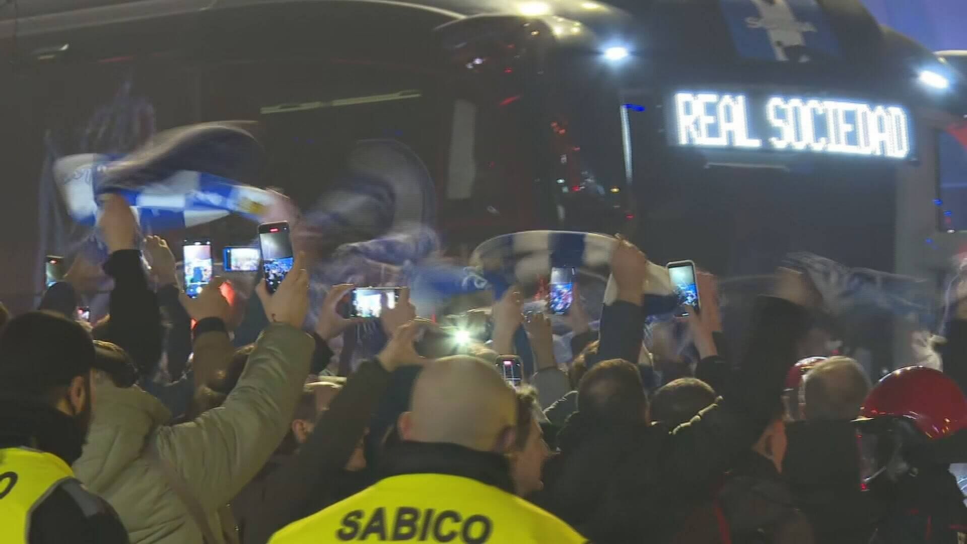  La llegada del autobús de la Real Sociedad al estadio