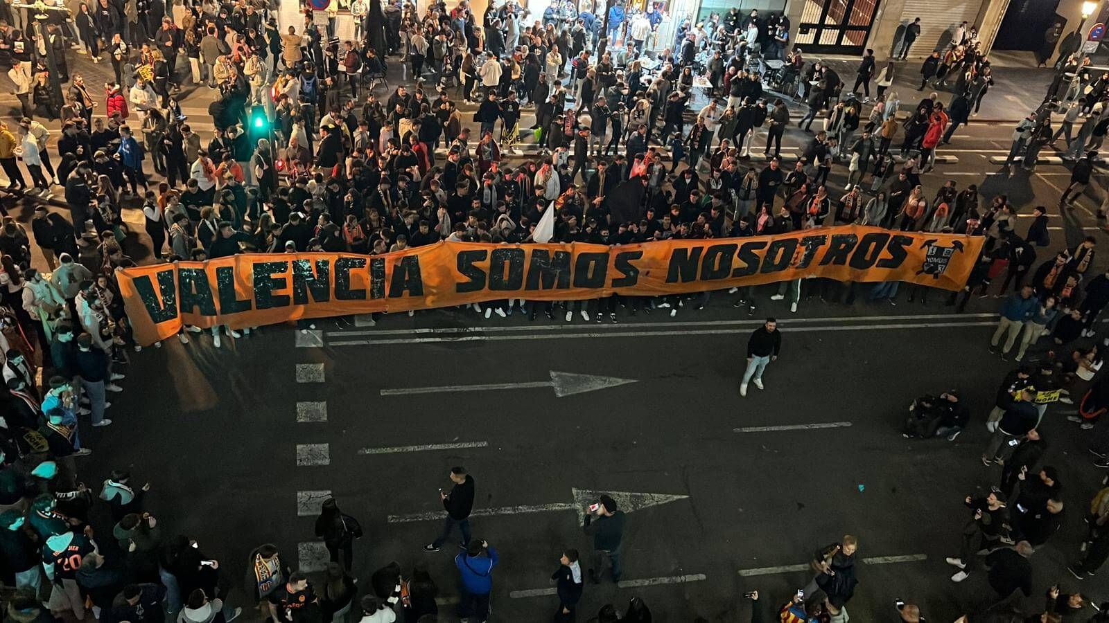 La policía disuelve la protesta contra Peter Lim cuando intentaron acceder al palco al grito de "I