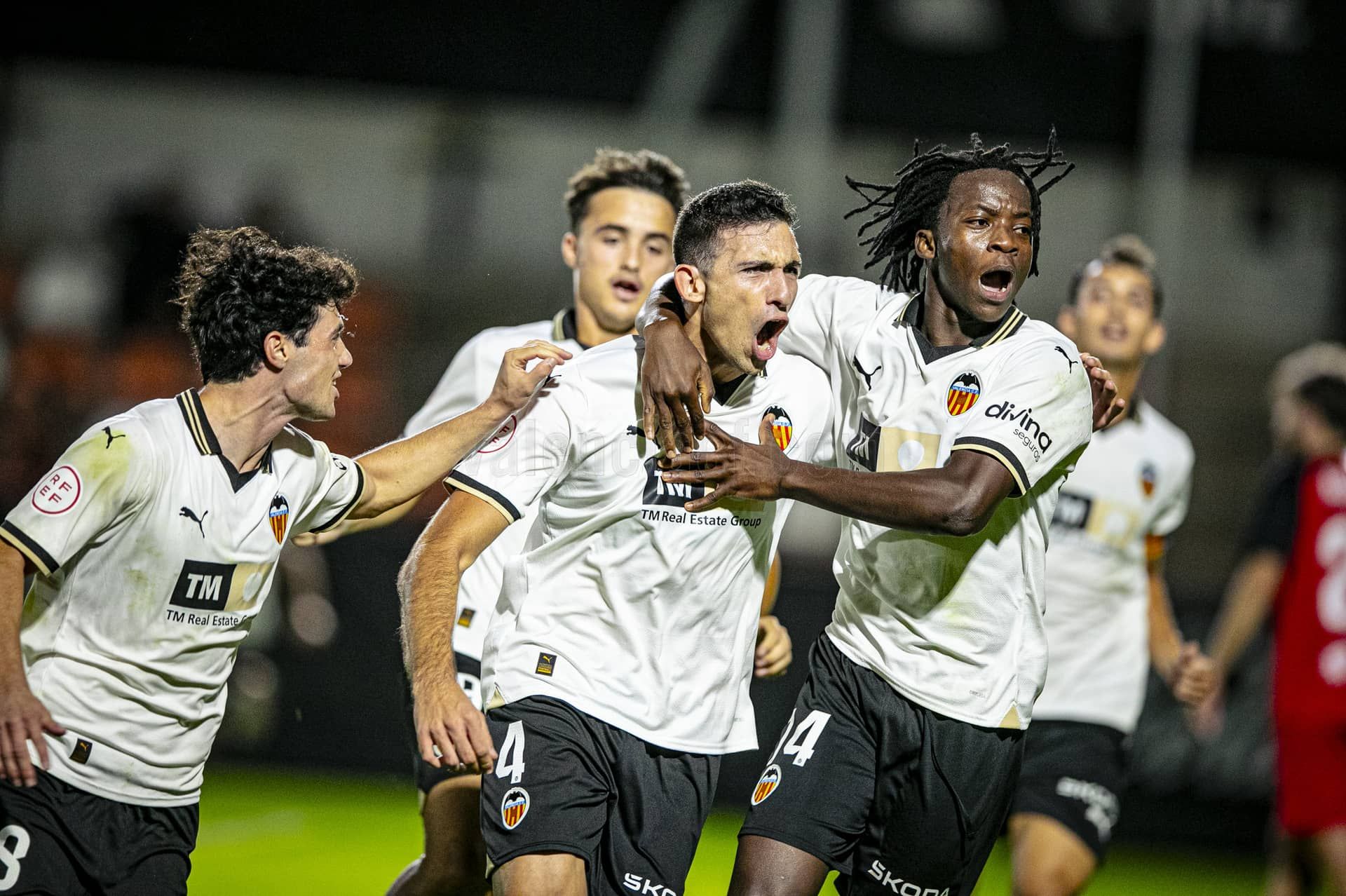 La 'Quinta del Pipo' saca de la crisis al VCF Mestalla sobre la bocina.