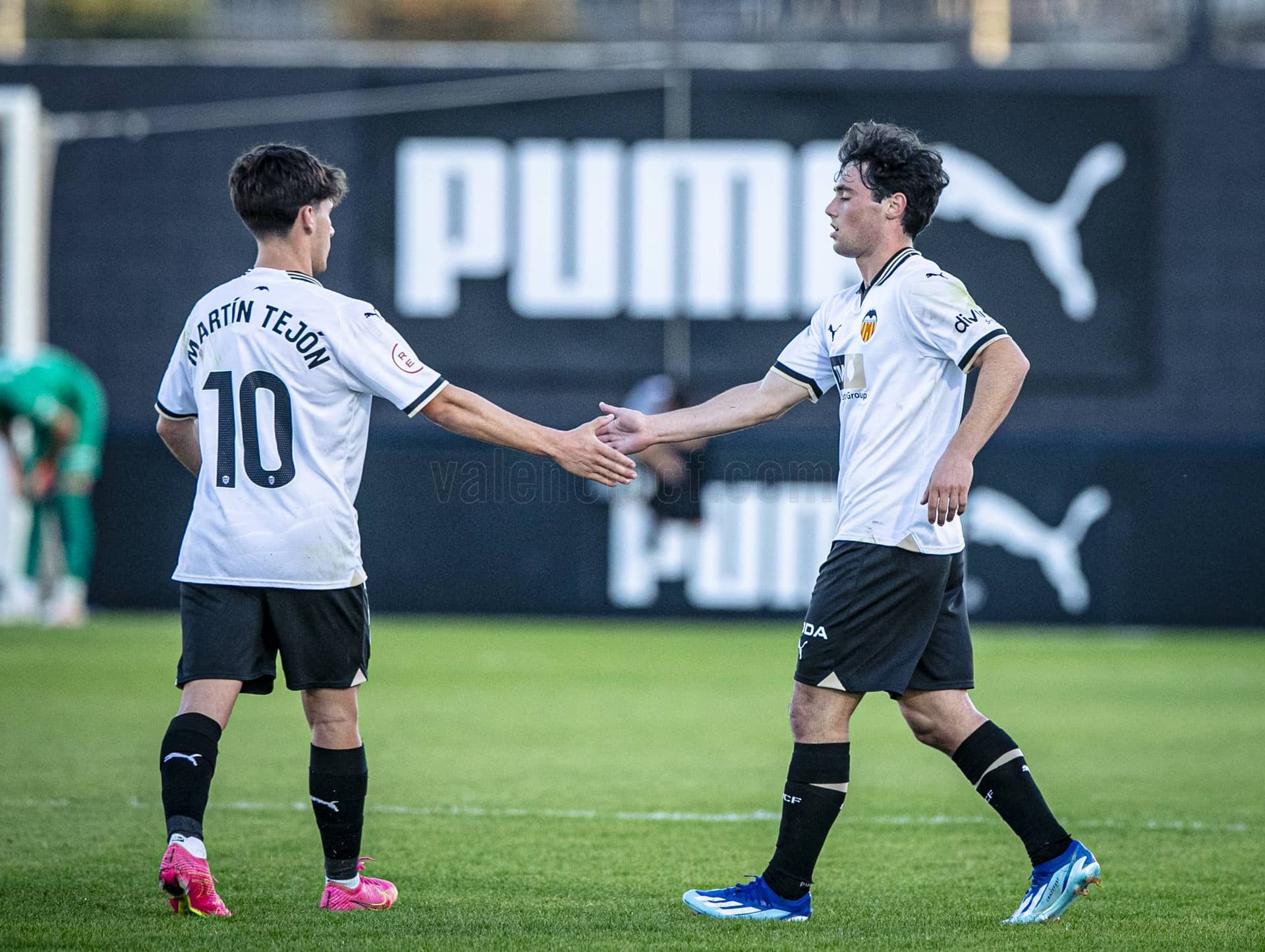 La 'Quinta del Pipo' saca de la crisis al VCF Mestalla sobre la bocina.