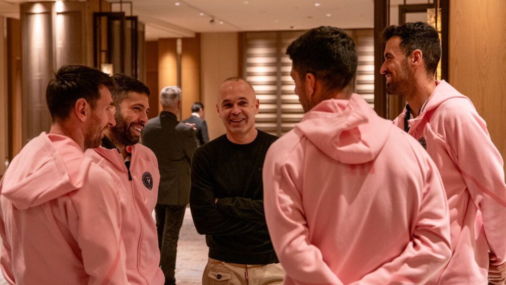 La reunión entre jugadores del FC Barcelona en Japón. (Fuente: @VarskySports)