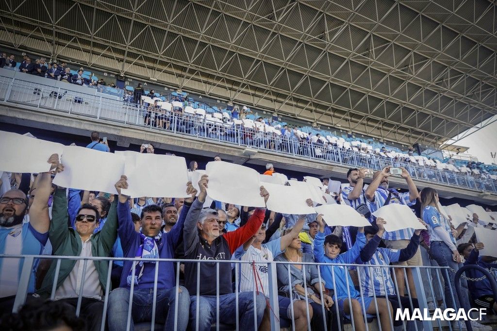 La Rosaleda, repleta de aficionados que la colorearon con un mosaico.