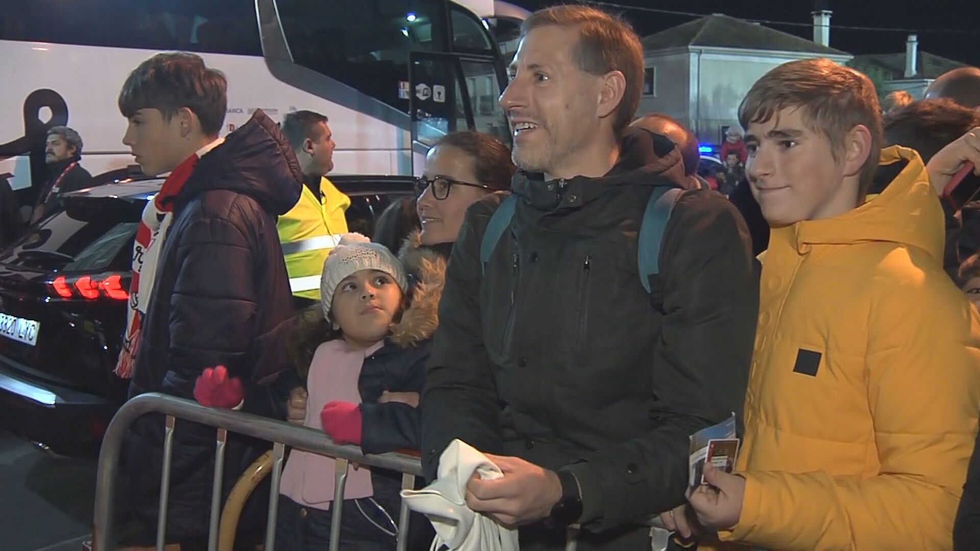 La tristeza de un padre valencianista y su hijo tras no conseguir ni una firma.