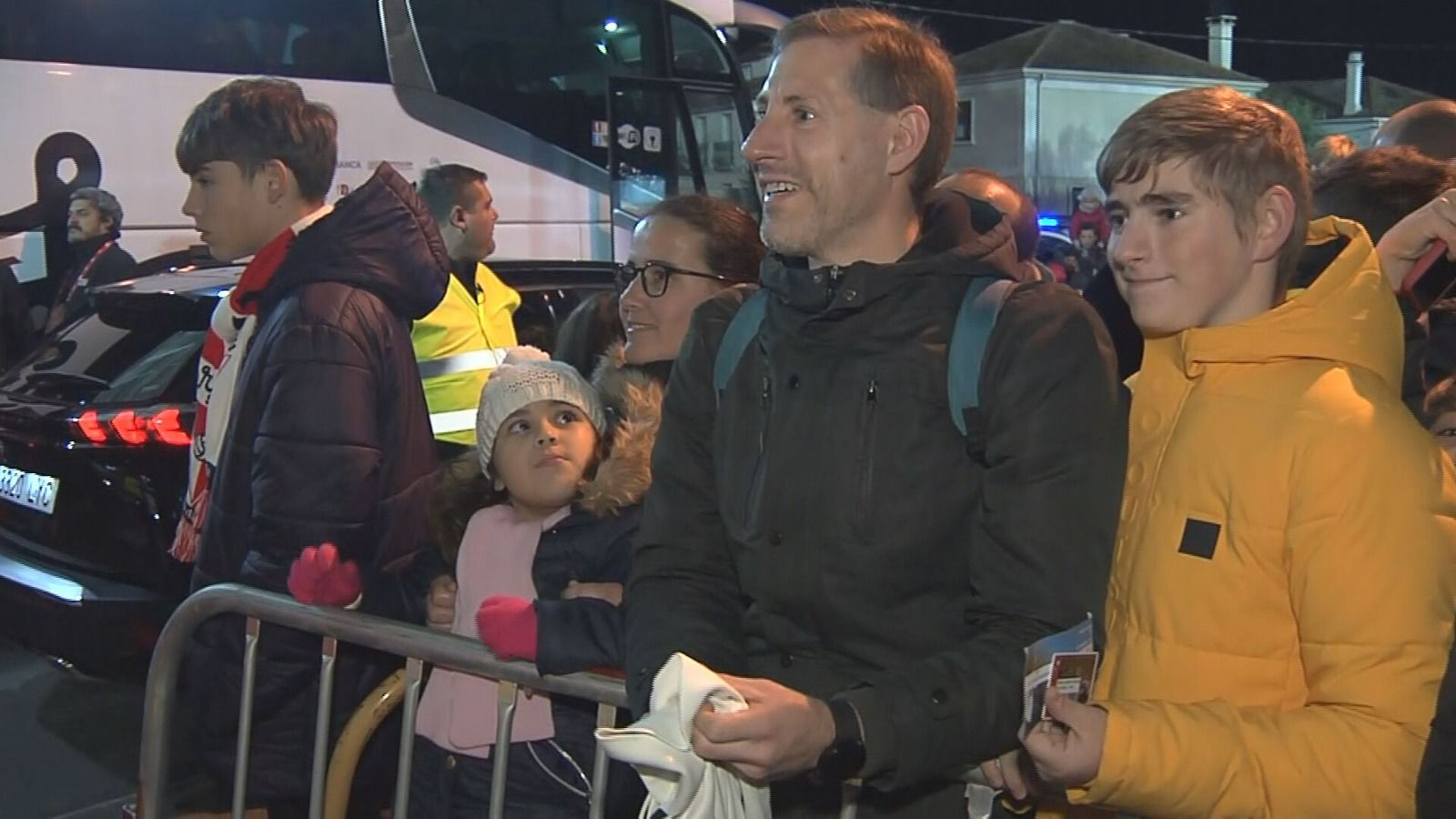 La tristeza de un padre valencianista y su hijo tras no conseguir ni una firma