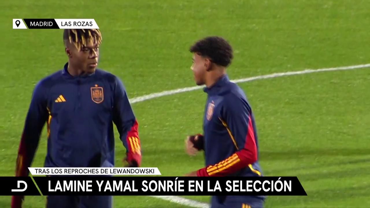  Lamine Yamal sonriendo con Nico Williams en la selección.