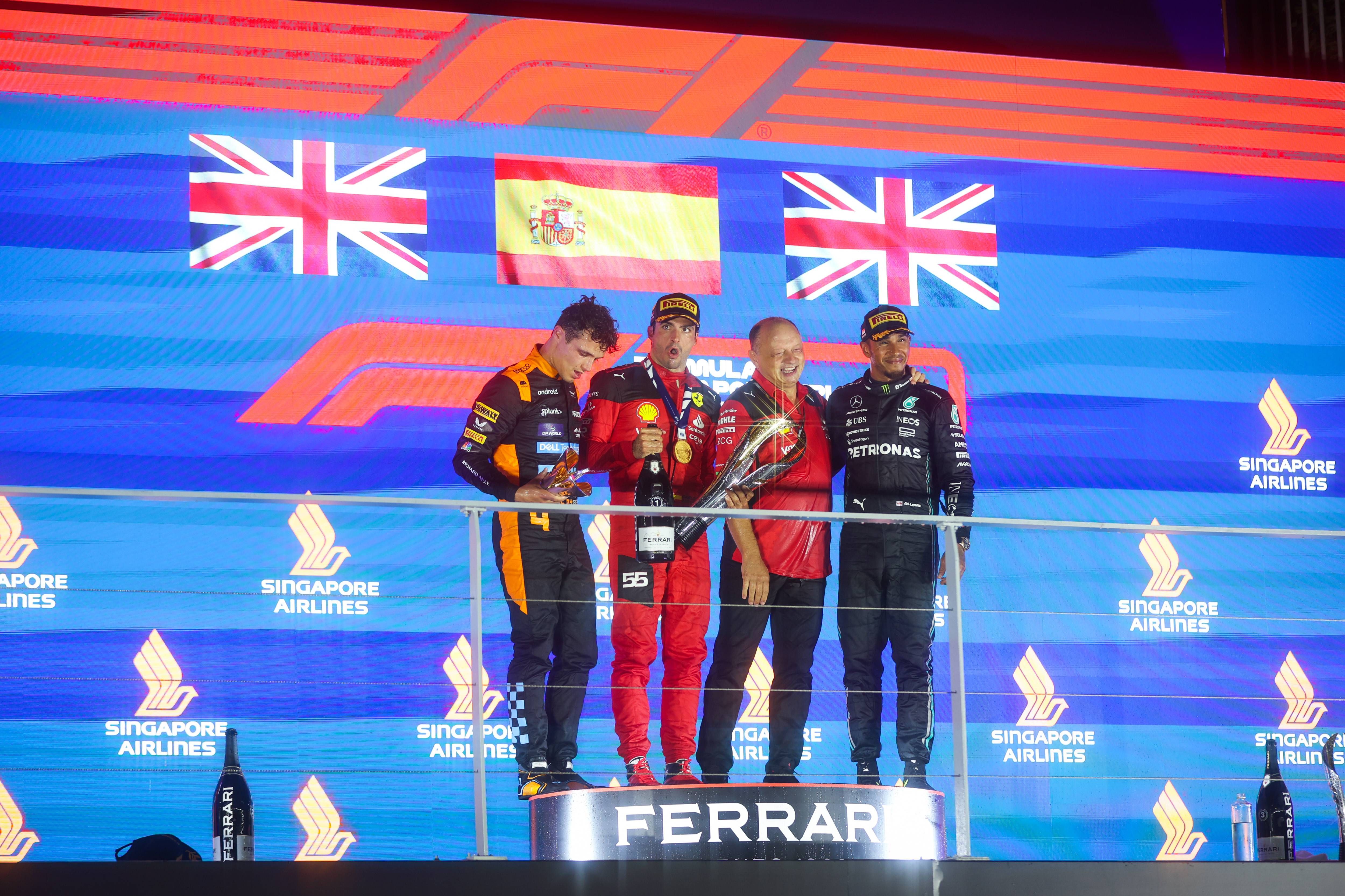  Lando Norris, Carlos Sainz y Lewis Hamilton, en el podio del GP de Singapur (Cordon Press)