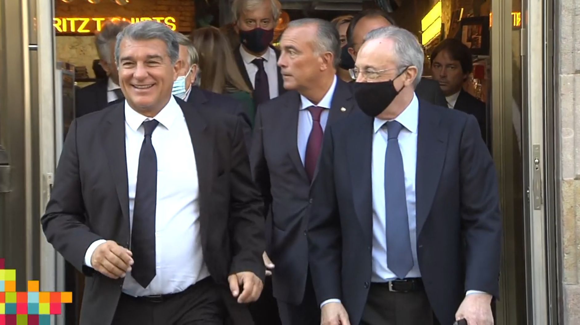 Laporta y Florentino salen del restaurante.