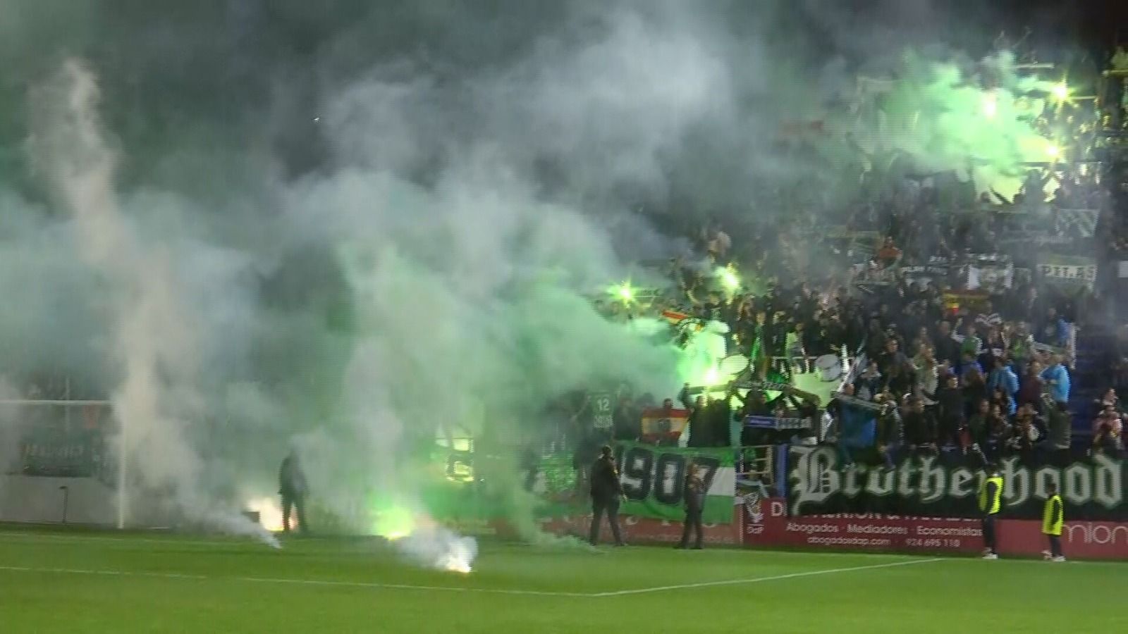 El bengaleo del Betis provoca una humareda y la amenaza desde megafonía de suspender el partido