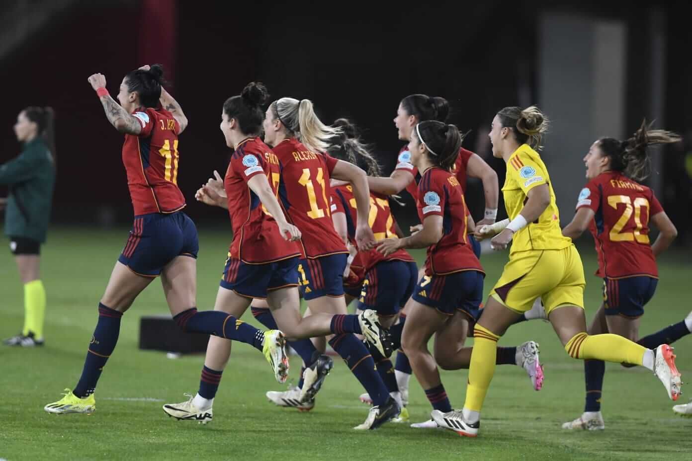  Las jugadoras de la selección, celebrando el triunfo tras el pitido final (Kiko Hurtado)
