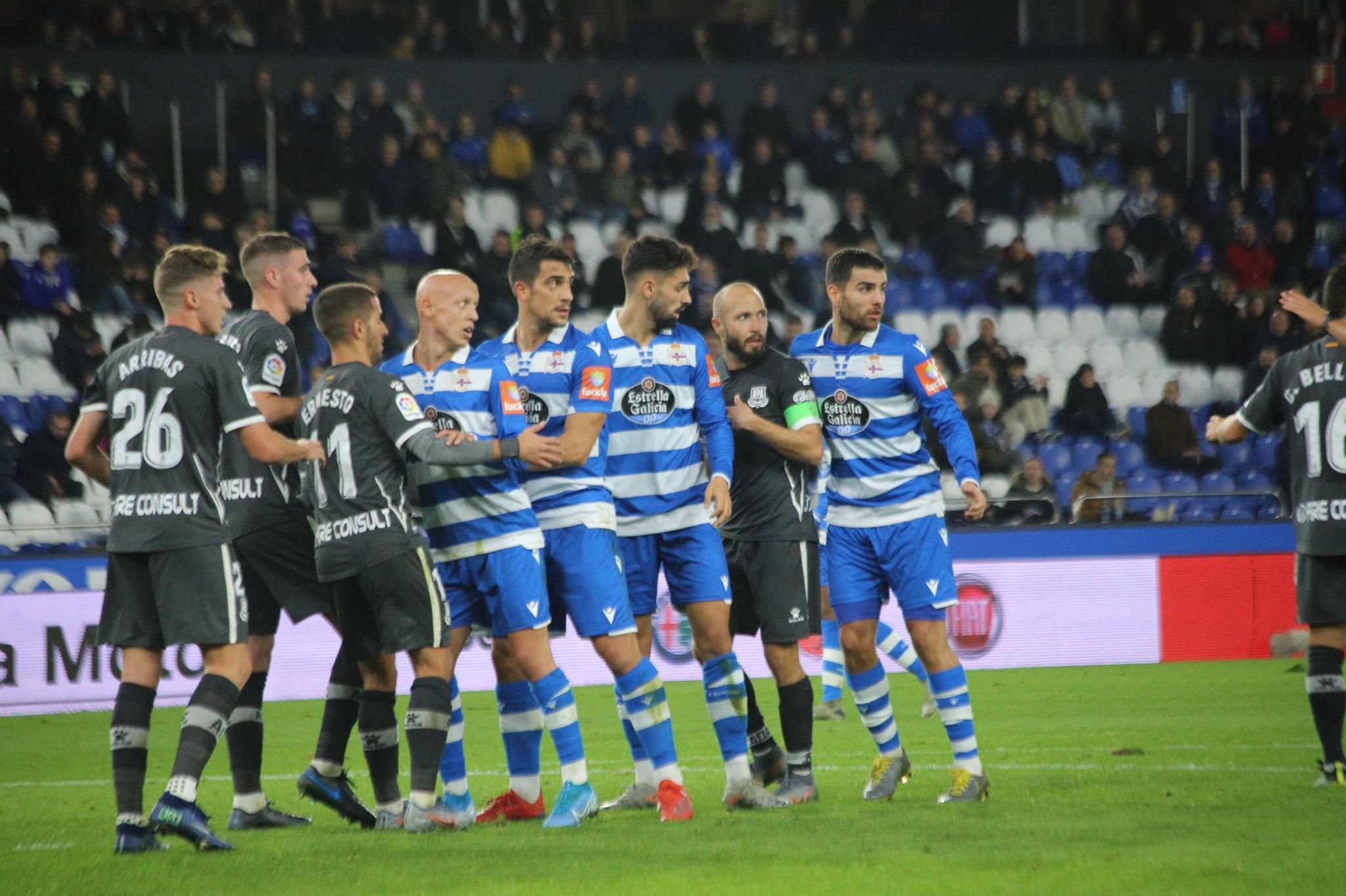 Laure, rodeado de jugadores del Dépor en el área herculina.