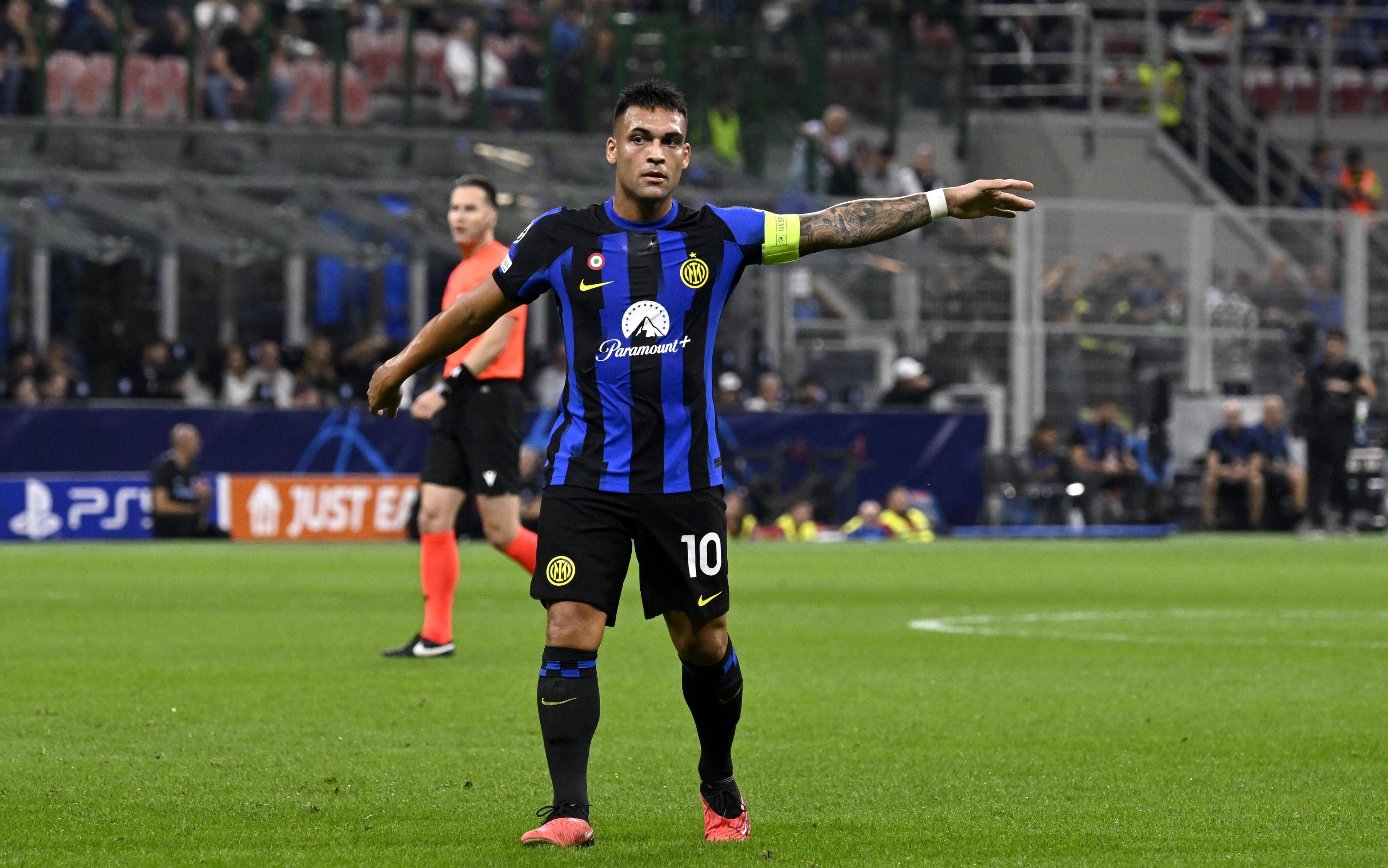 Lautaro Martínez da indicaciones en un partido con el Inter de Milán.