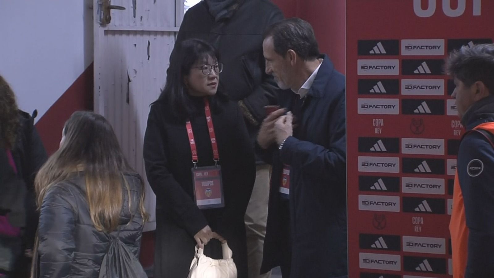  Layhoon, a pie de campo