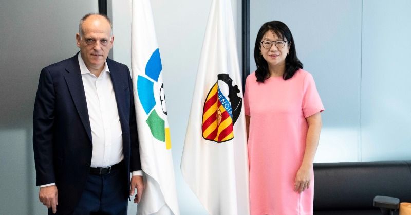  Layhoon, mano derecha de Peter Lim, con Javier Tebas