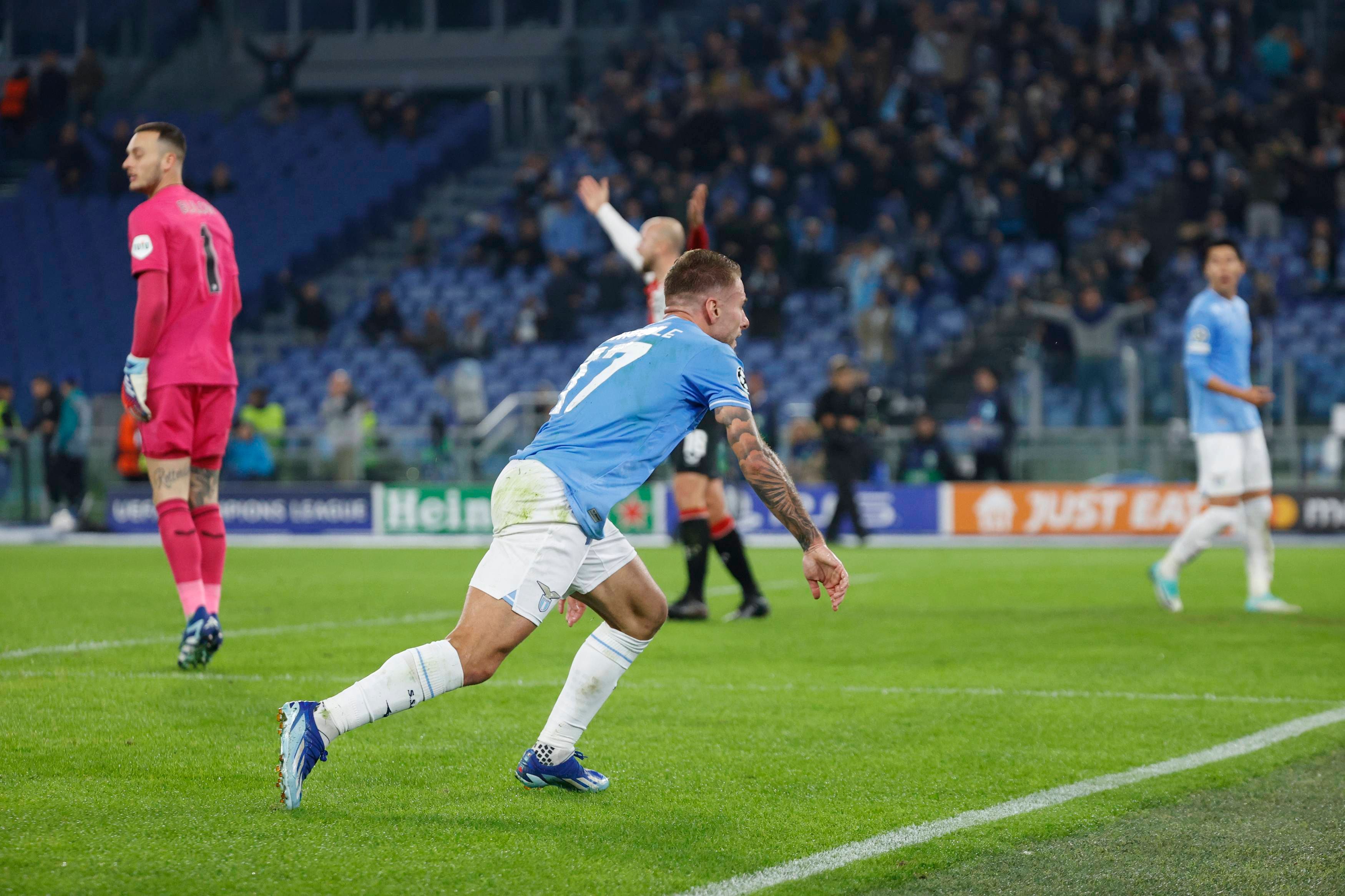Ciro Immobile celebra su gol en el Lazio-Feyenoord.
