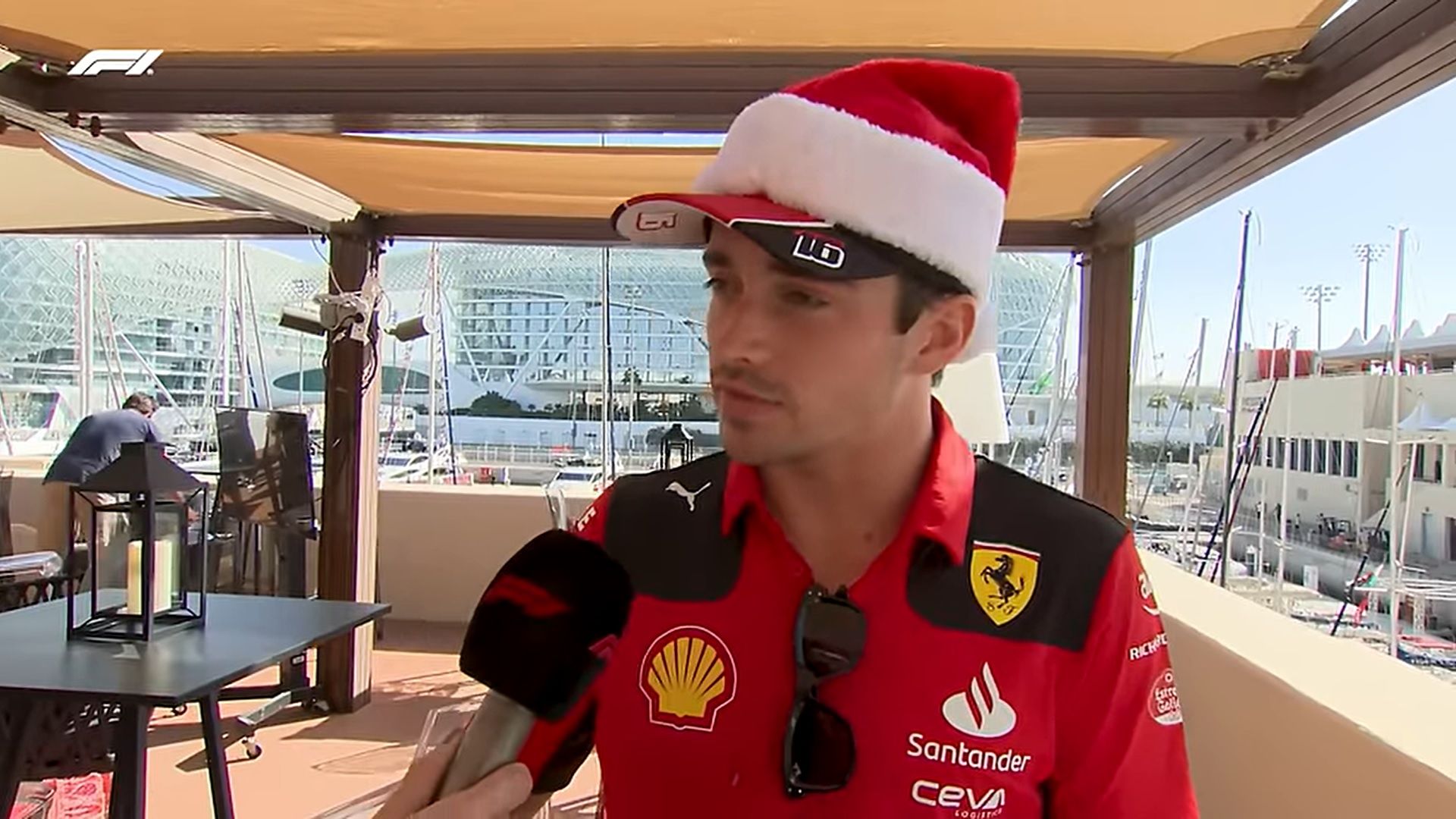  Charles Leclerc, recibiendo el regalo de Fernando Alonso.