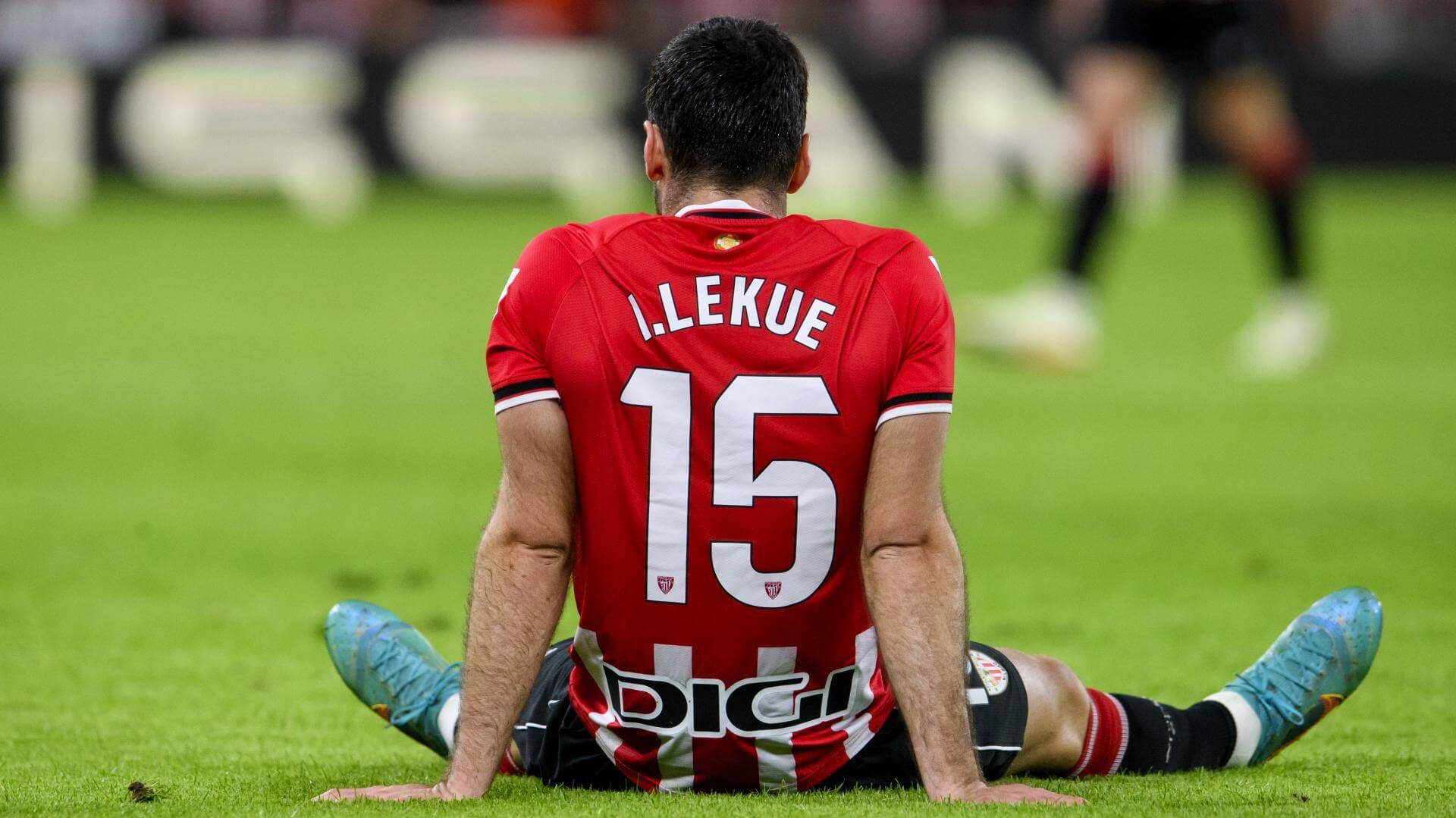 El carrilero de Deusto Iñigo Lekue quedaba tendido ante el Girona FC en el césped de San Mamés.