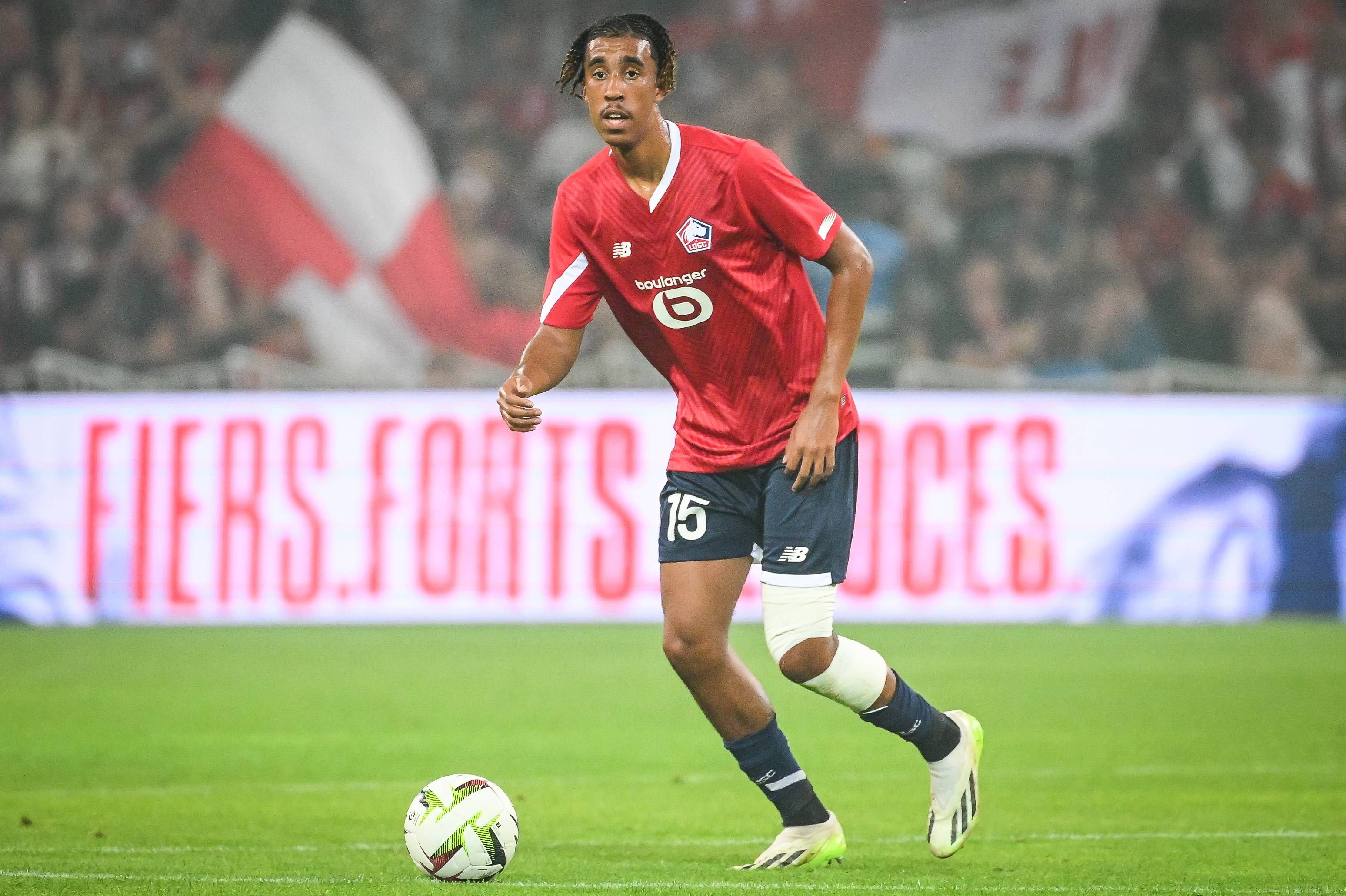 Leny Yoro, jugador del Lille, suena para firmar por el PSG..