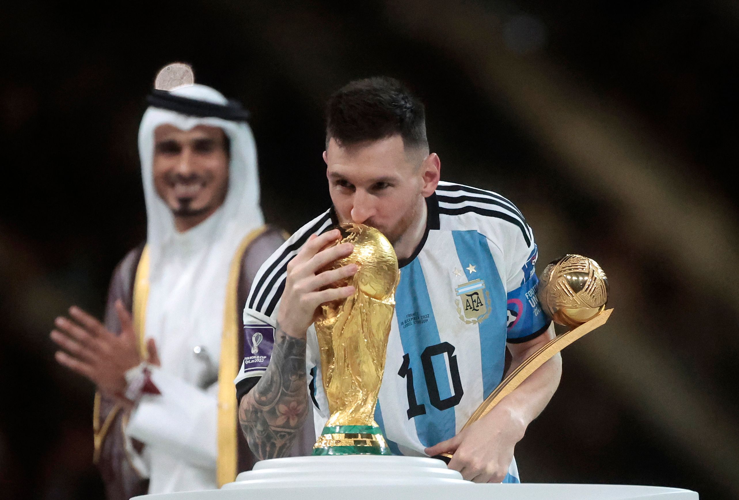  Leo Messi besa la Copa del Mundo tras recoger el premio a Mejor Jugador del Mundial.