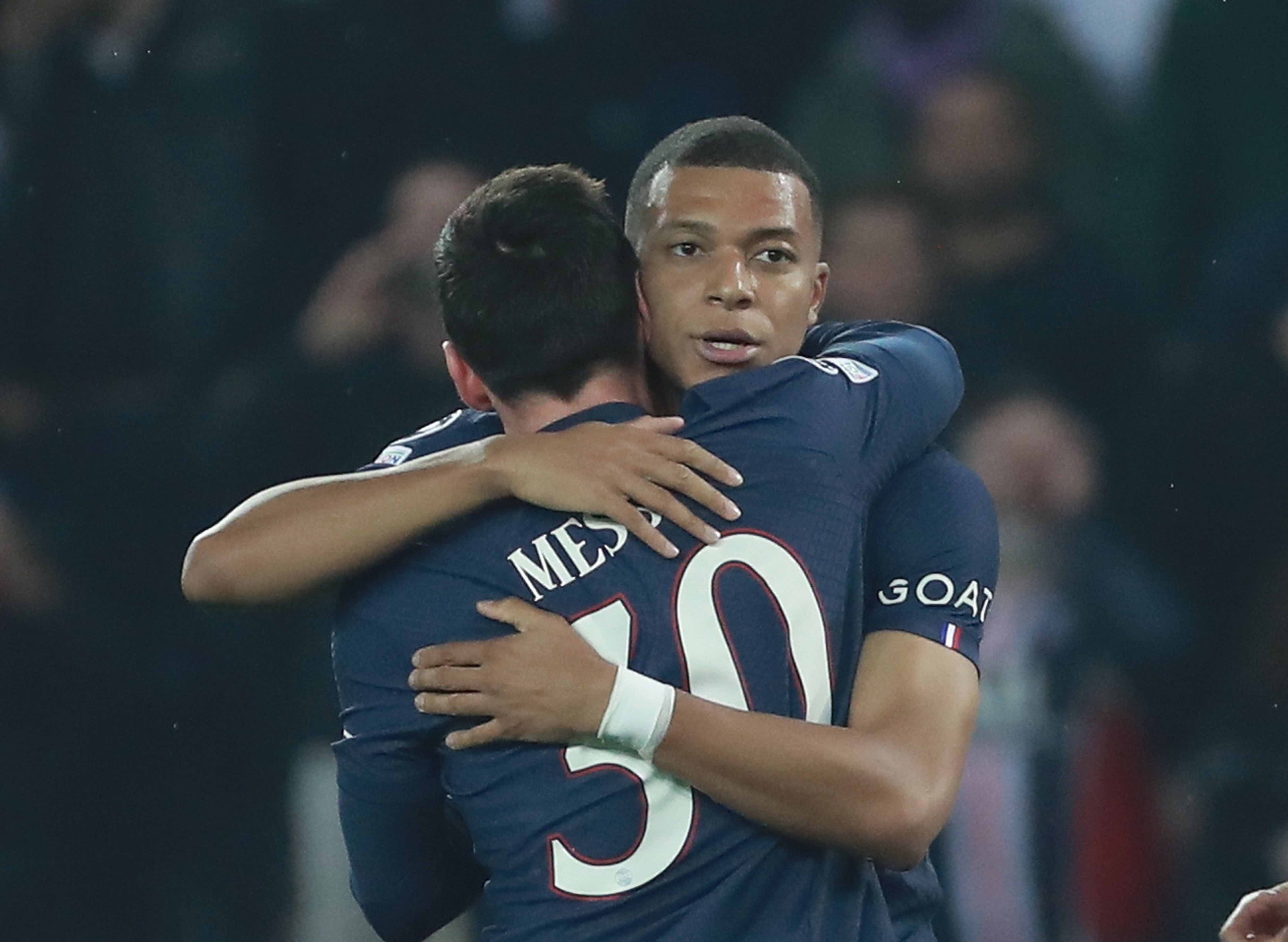 Leo Messi y Kylian Mbappé celebran un gol del PSG ante el Maccabi Haifa.