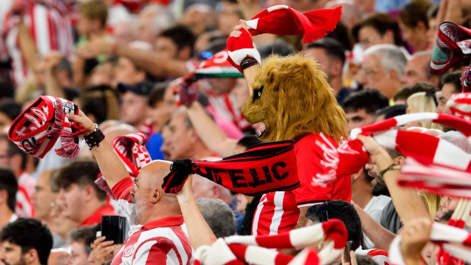  Un León en la grada zurigorri durante un partido disputado en San Mamés.