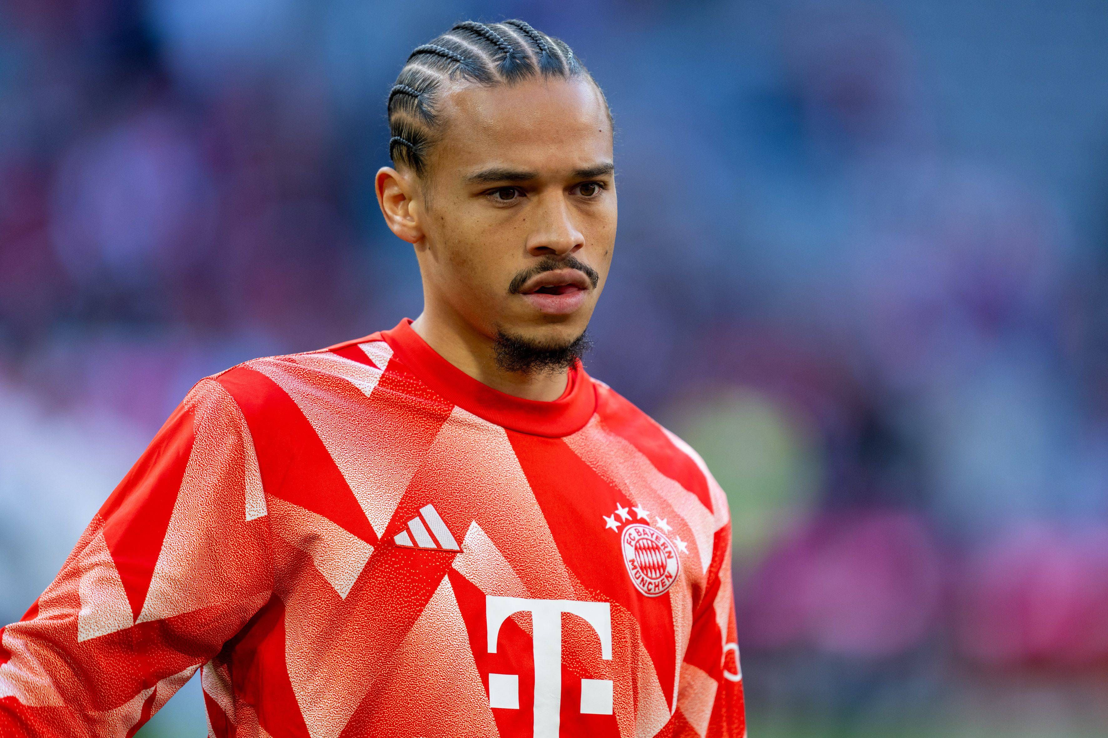 Leroy Sané calienta antes de un partido con el Bayern.