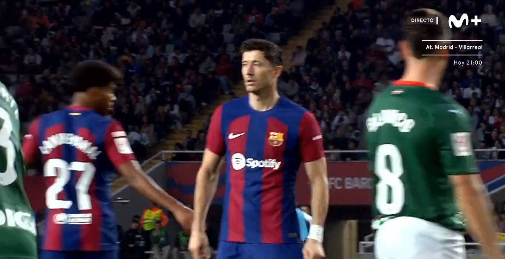  Lewandowski le niega la mano a Lamine Yamal durante el Barcelona-Alavés (Movistar+)