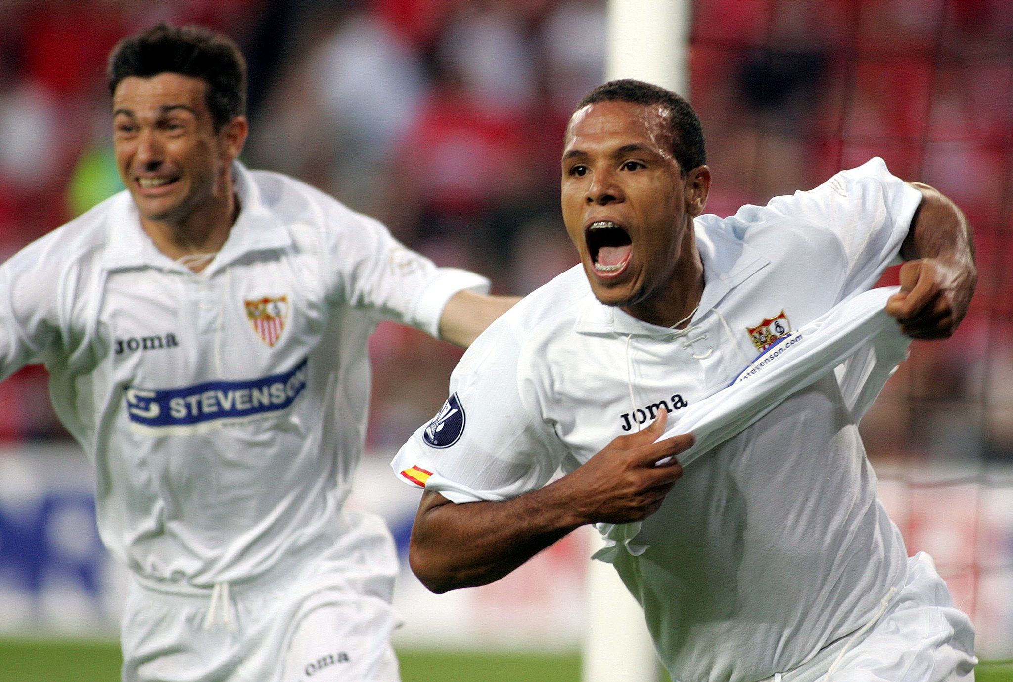  Luis Fabiano celebra un gol con la camiseta del Sevilla.
