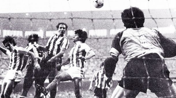  El central Iñigo 'Rocky' Liceranzu anotaba así a la Real Sociedad en San Mamés el gol que daba una liga al Athletic Club en 1984.