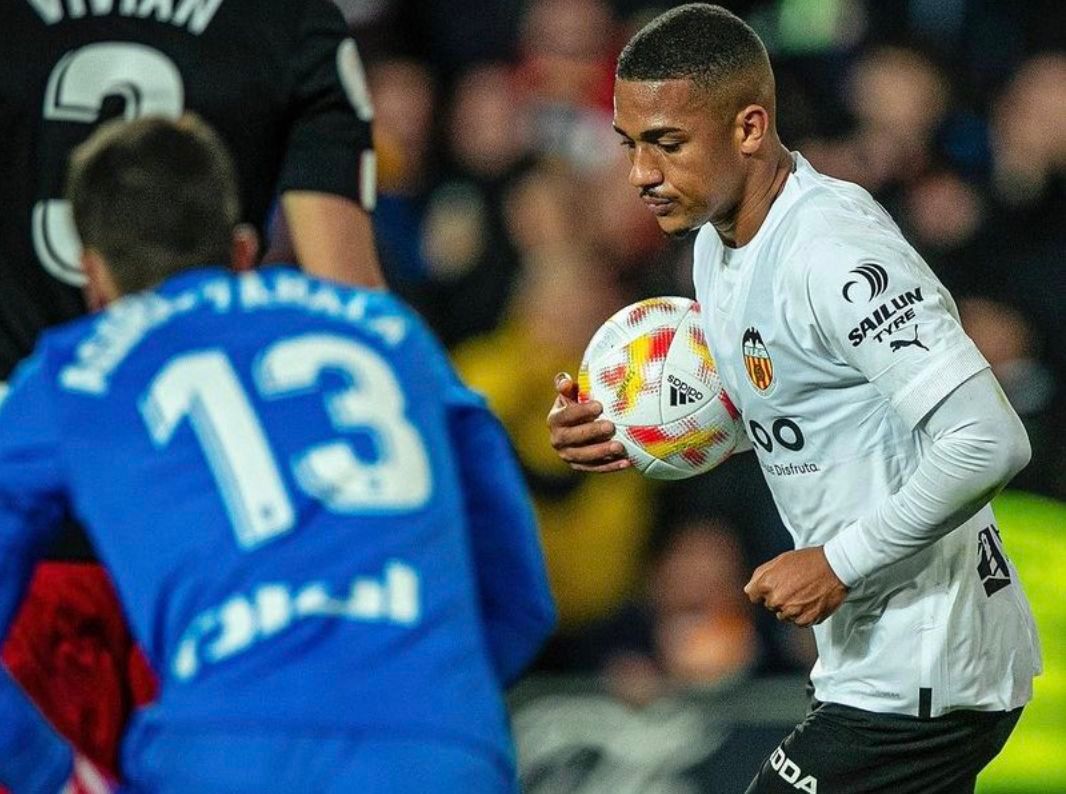 Lino recoge el balón tras el 1-1 del Valencia CF en Copa del Rey ante Julen Agirrezabala
