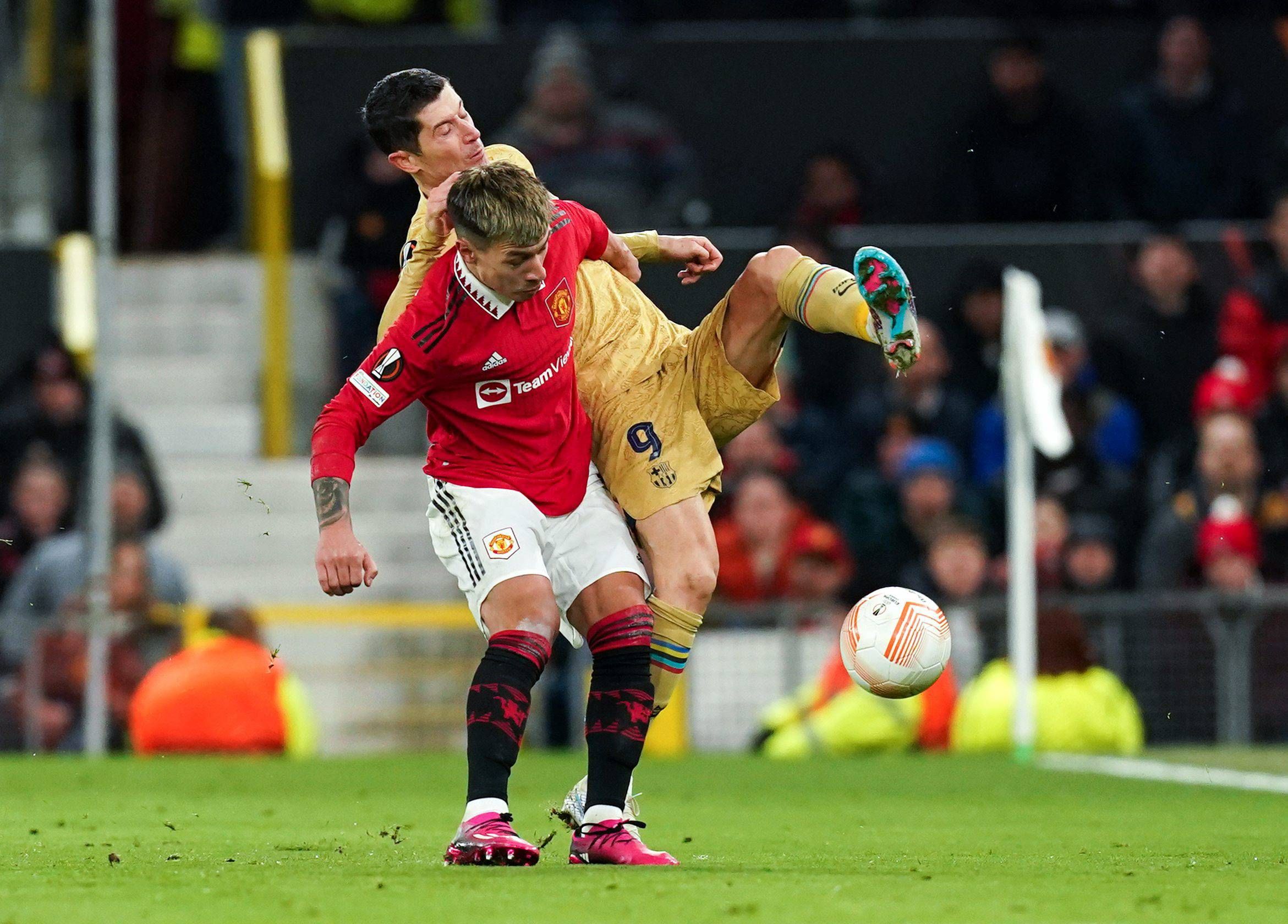 Lisandro Martínez protege el balón ante Lewandowski (Foto: Cordon Press).