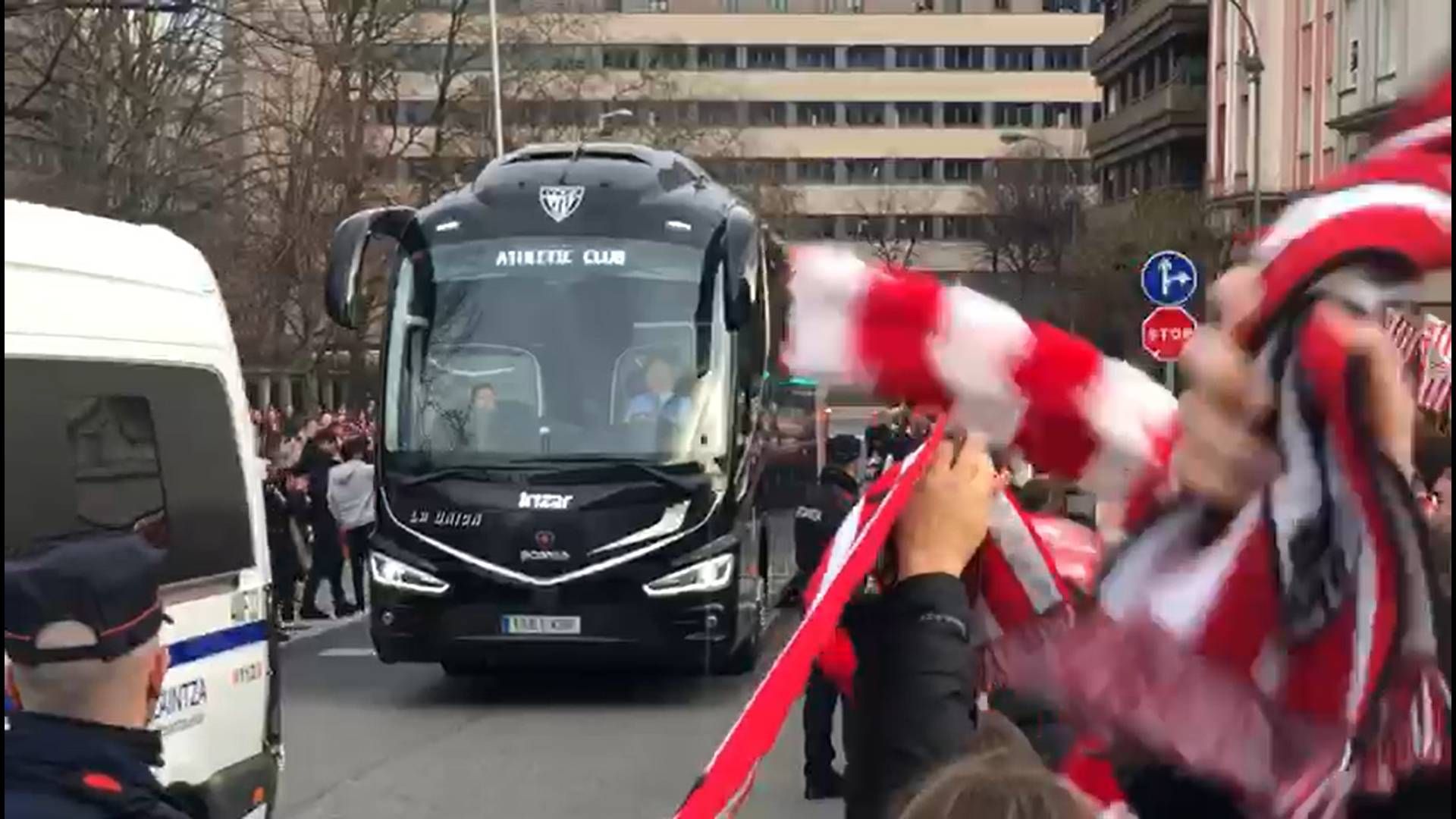 Llegada del autobús del Athletic al derbi vasco de San Mamés