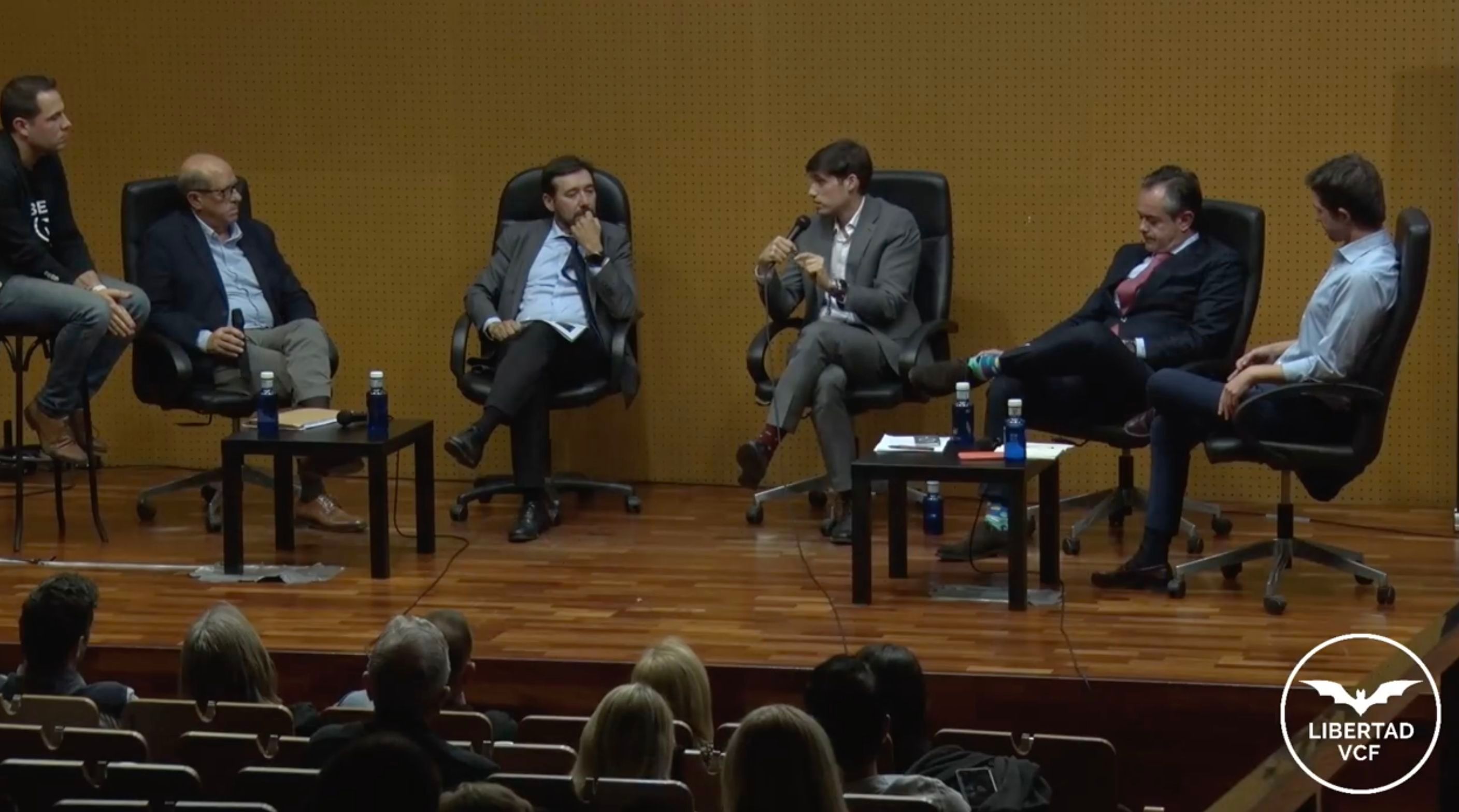  Borja Sanjuán, con el micro, en medio, en las charlas de Libertad VCF sobre el Nou Mestalla