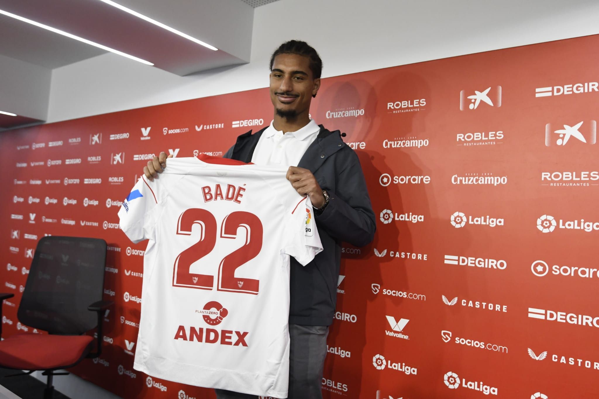 Löic Badé, en su presentación con el Sevilla
