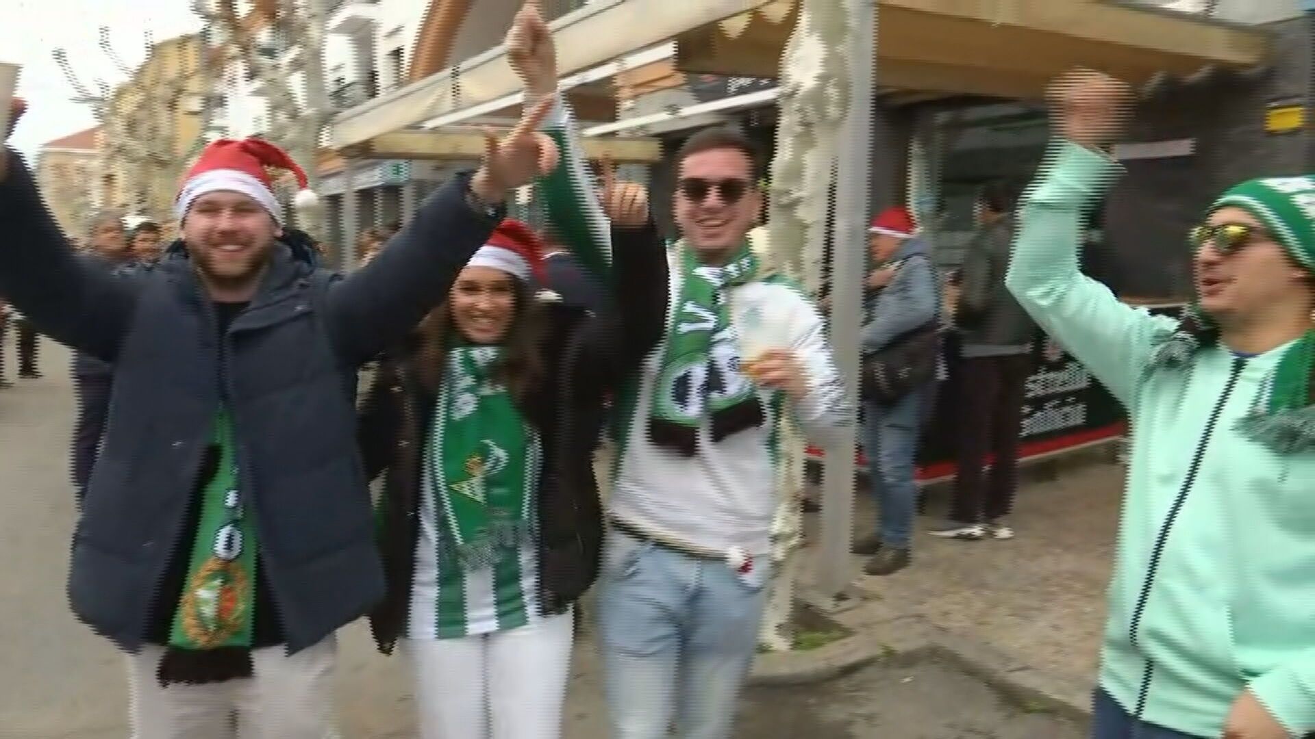  Los aficionados del Betis con los gorros navideños