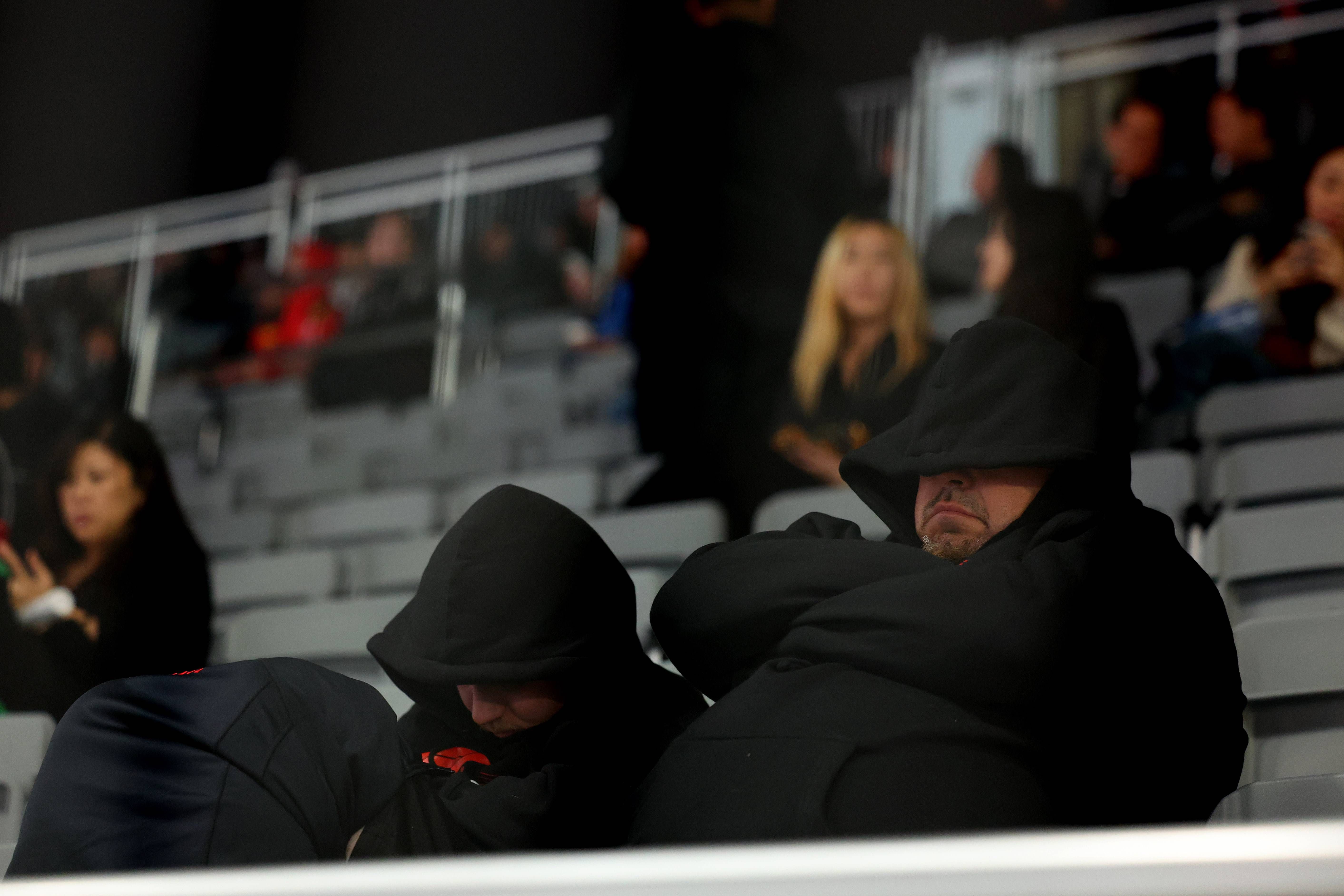  Los aficionados, obligados a abandonar las gradas. (Cordon Press)