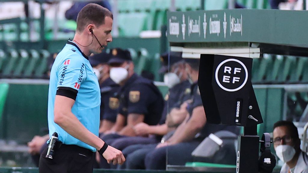  Revisión del VAR en un encuentro en el Benito Villamarín